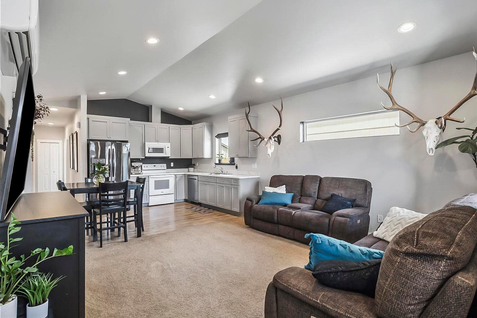 Photo of 16436 Bassett Drive 3 of 26
