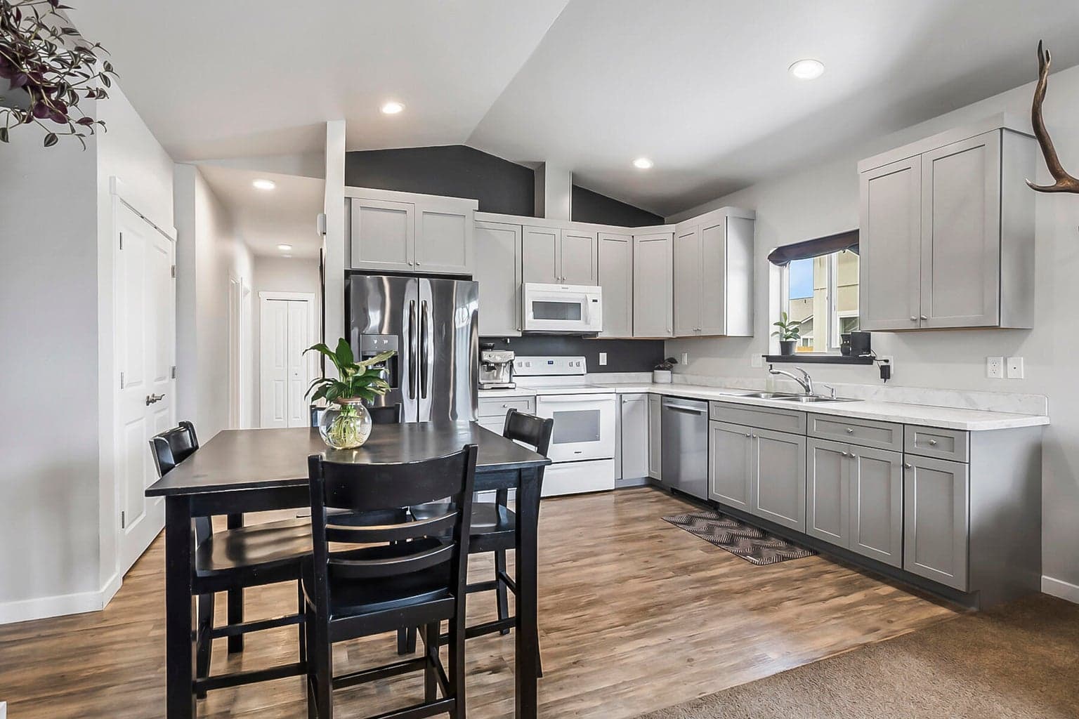 Photo of 16436 Bassett Drive 5 of 26