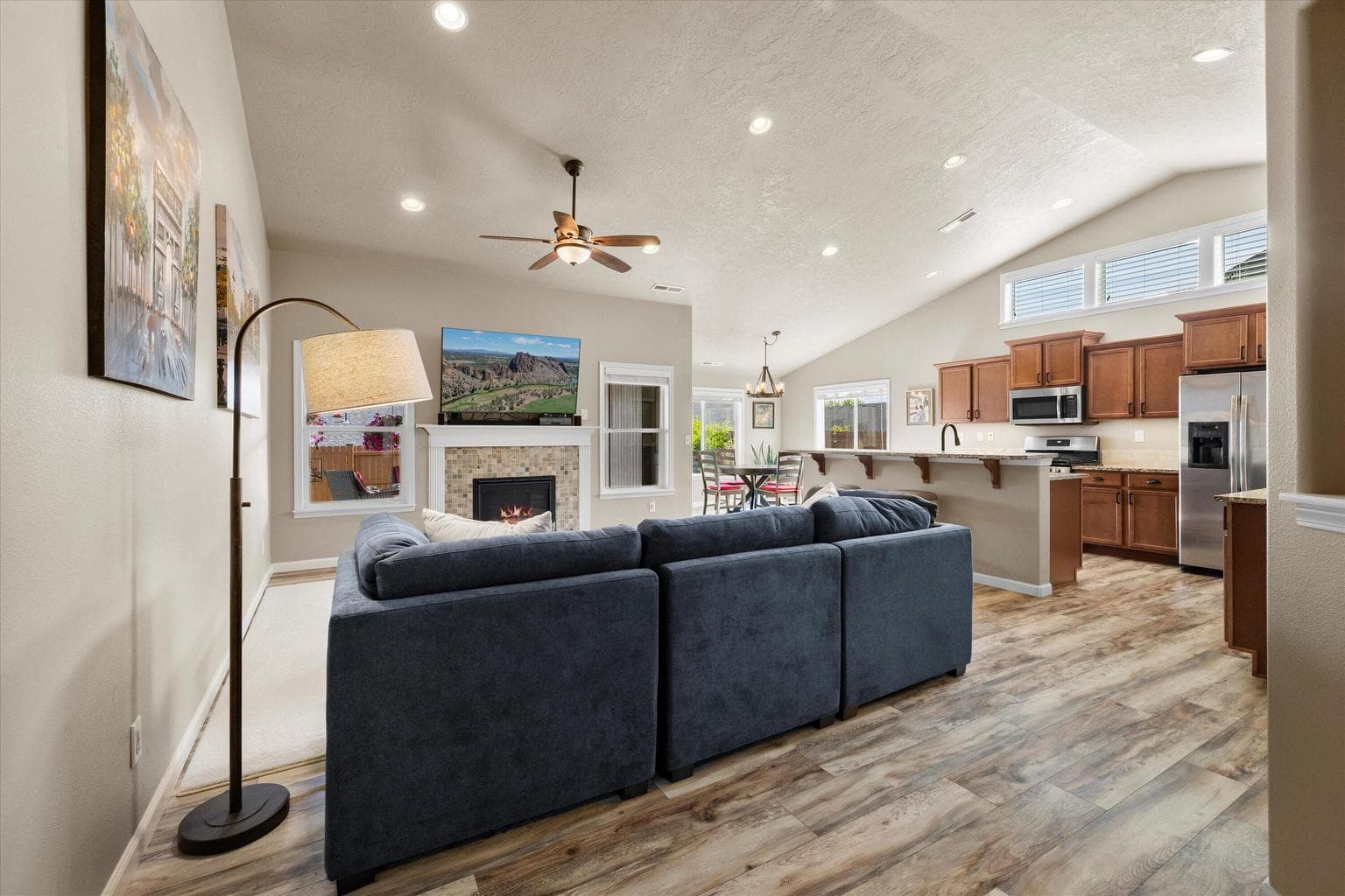 Photo of 768 NE Redwood Court 13 of 52