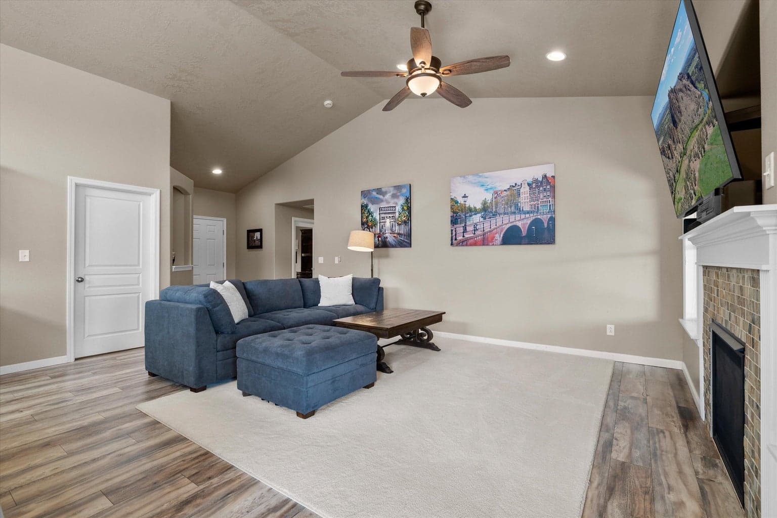 Photo of 768 NE Redwood Court 16 of 52