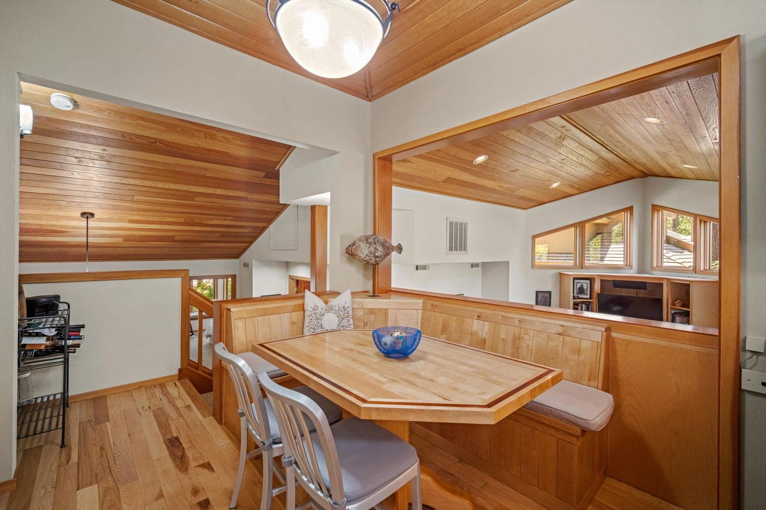 For the less casual dining experience, morning coffee or evening tea - this rare, built-in banquette is what every Sunriver home needs.