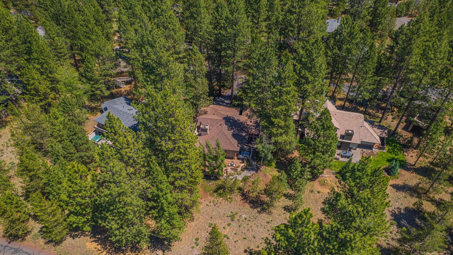 Aerial image that features 6 Shadow Lane in the center of two neighboring homes that all back to Sunriver common ground.