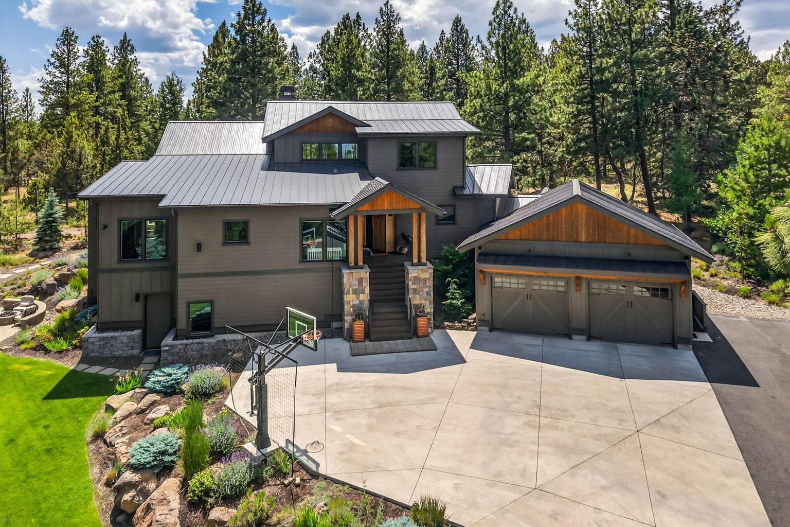 Surrounded by Ponderosa Pines and Central Oregon landscape at the end of a peaceful cul-de-sac.