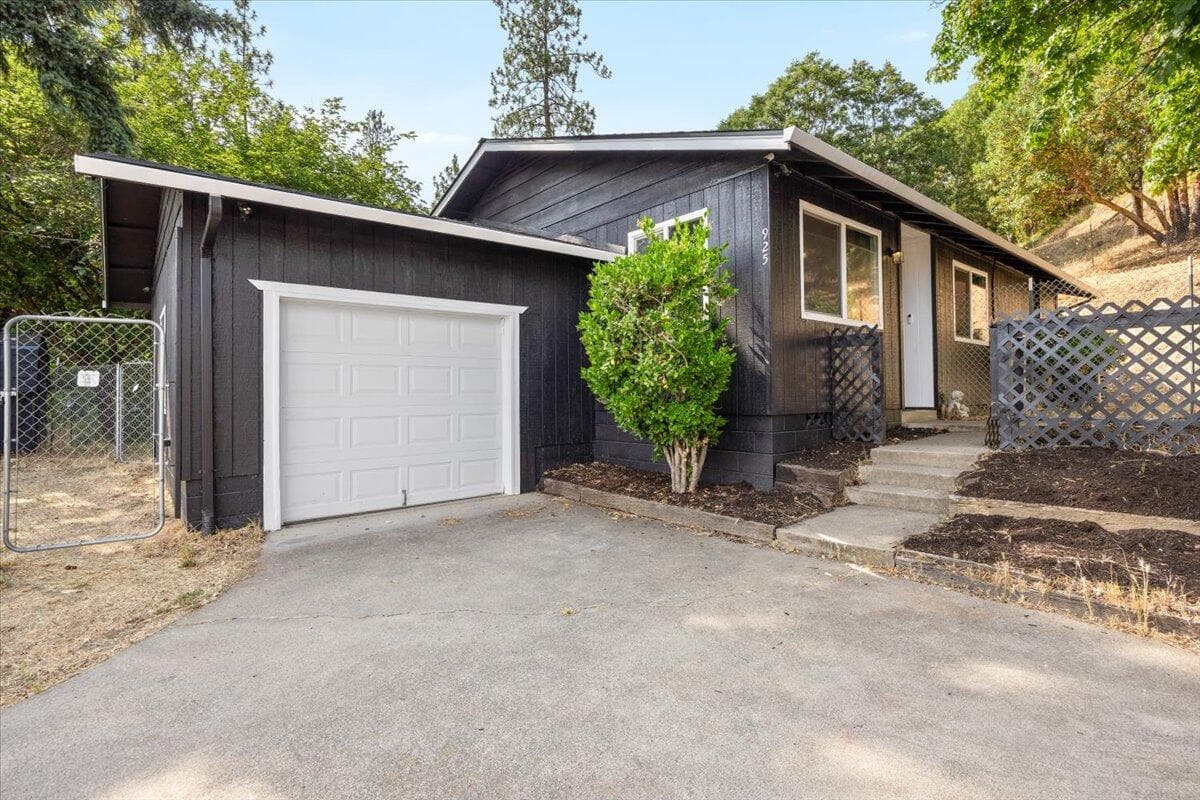 925 6th, Gold Hill, 97525