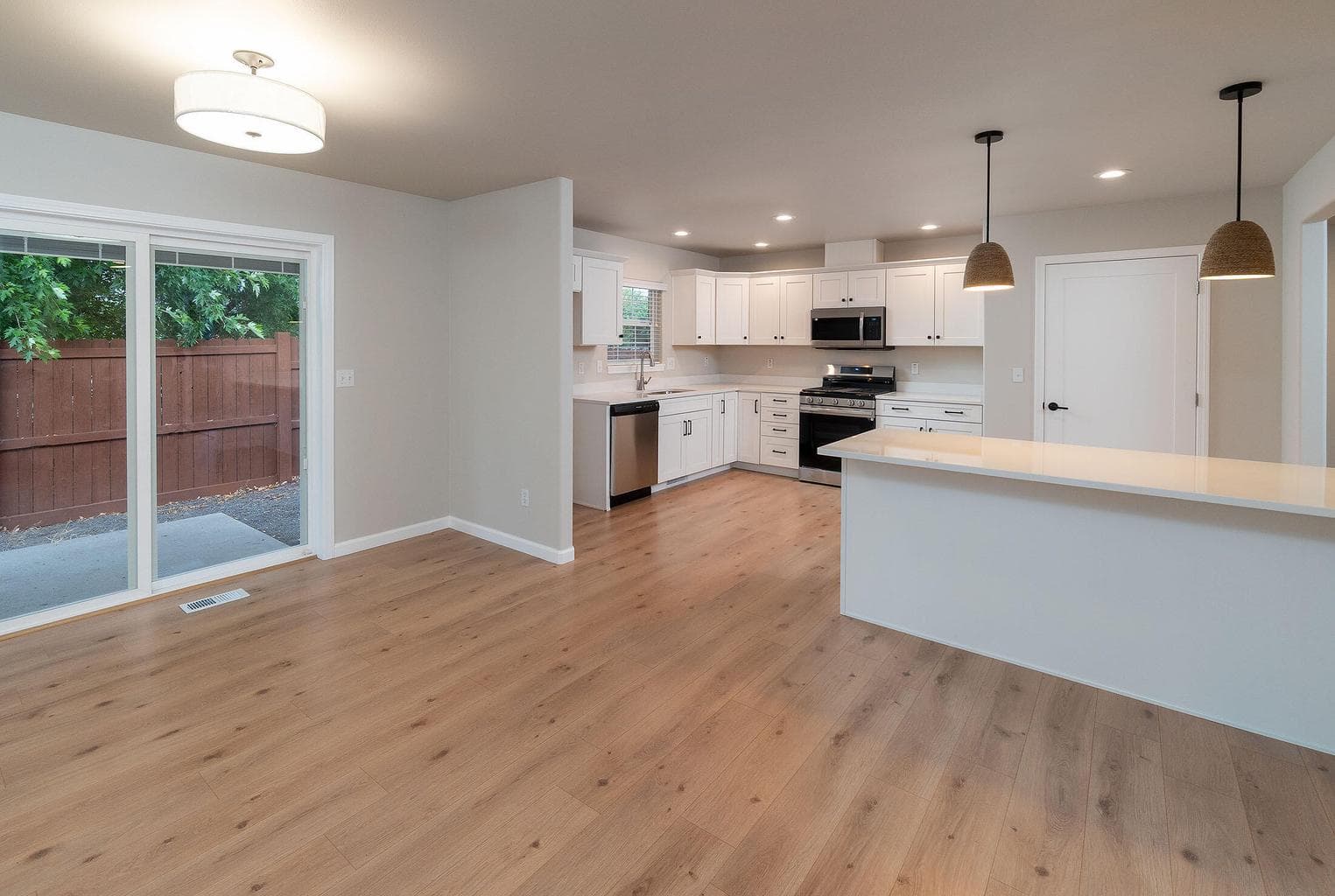Photo of 2536 SW Volcano Avenue 6 of 20