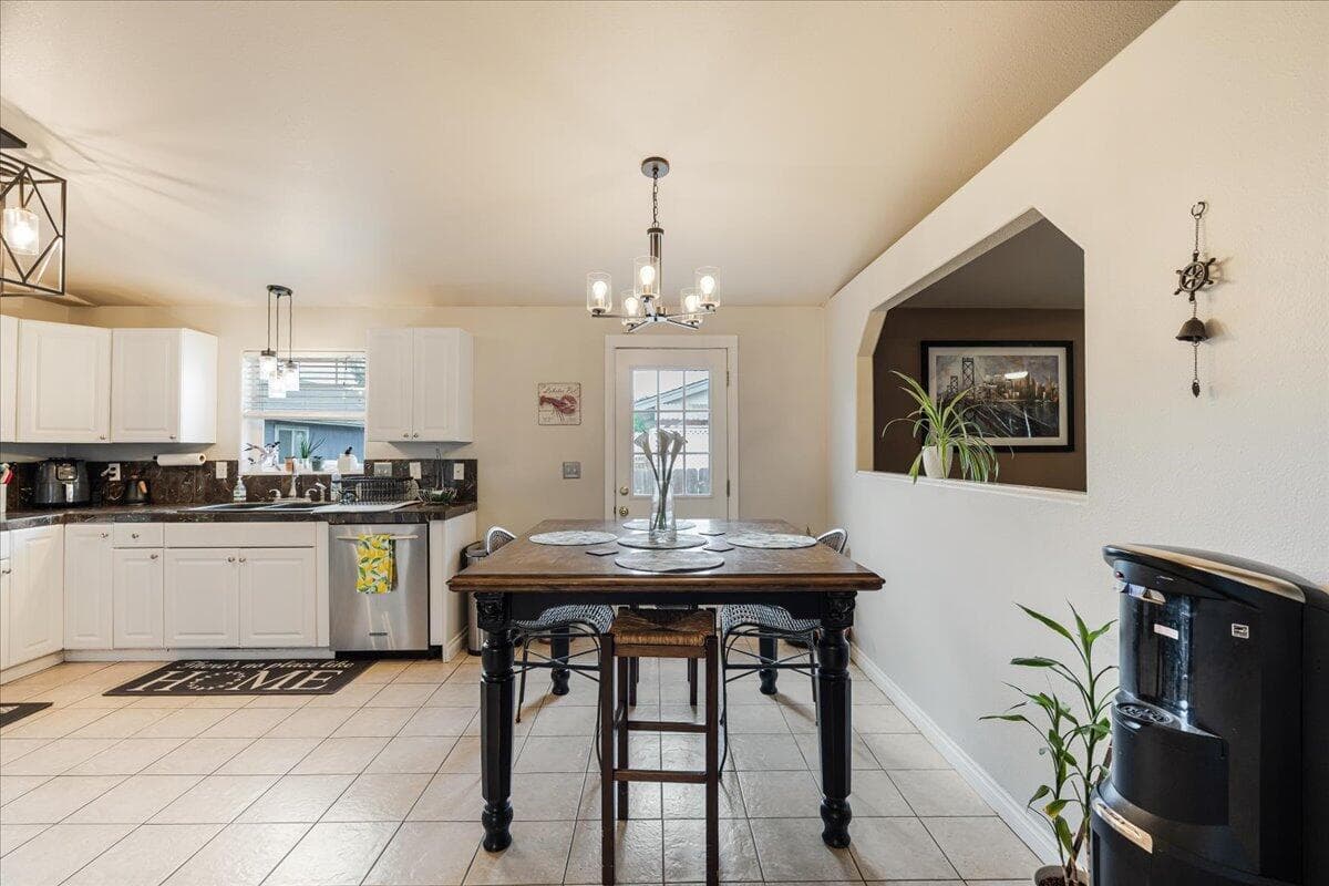 Photo of 2555 SW Timber Avenue 8 of 26