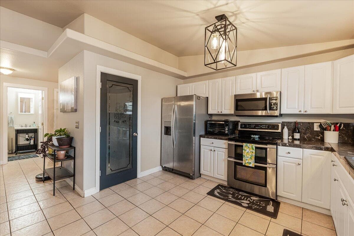 Photo of 2555 SW Timber Avenue 10 of 26