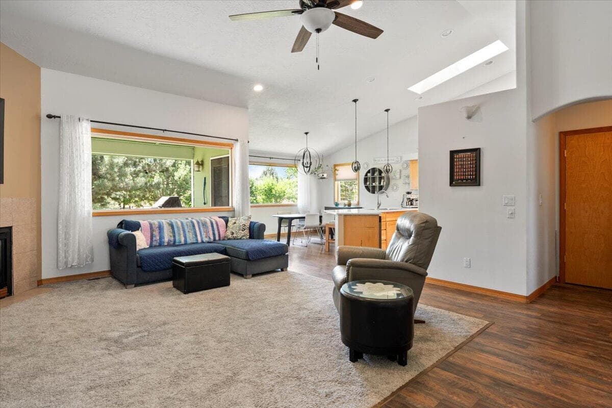 Photo of 2165 SE Sagebrush Drive 8 of 47