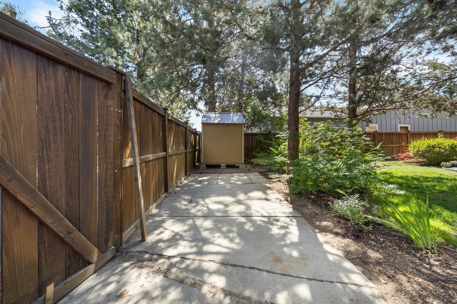 rv/boat parking behind double gate w/alley access