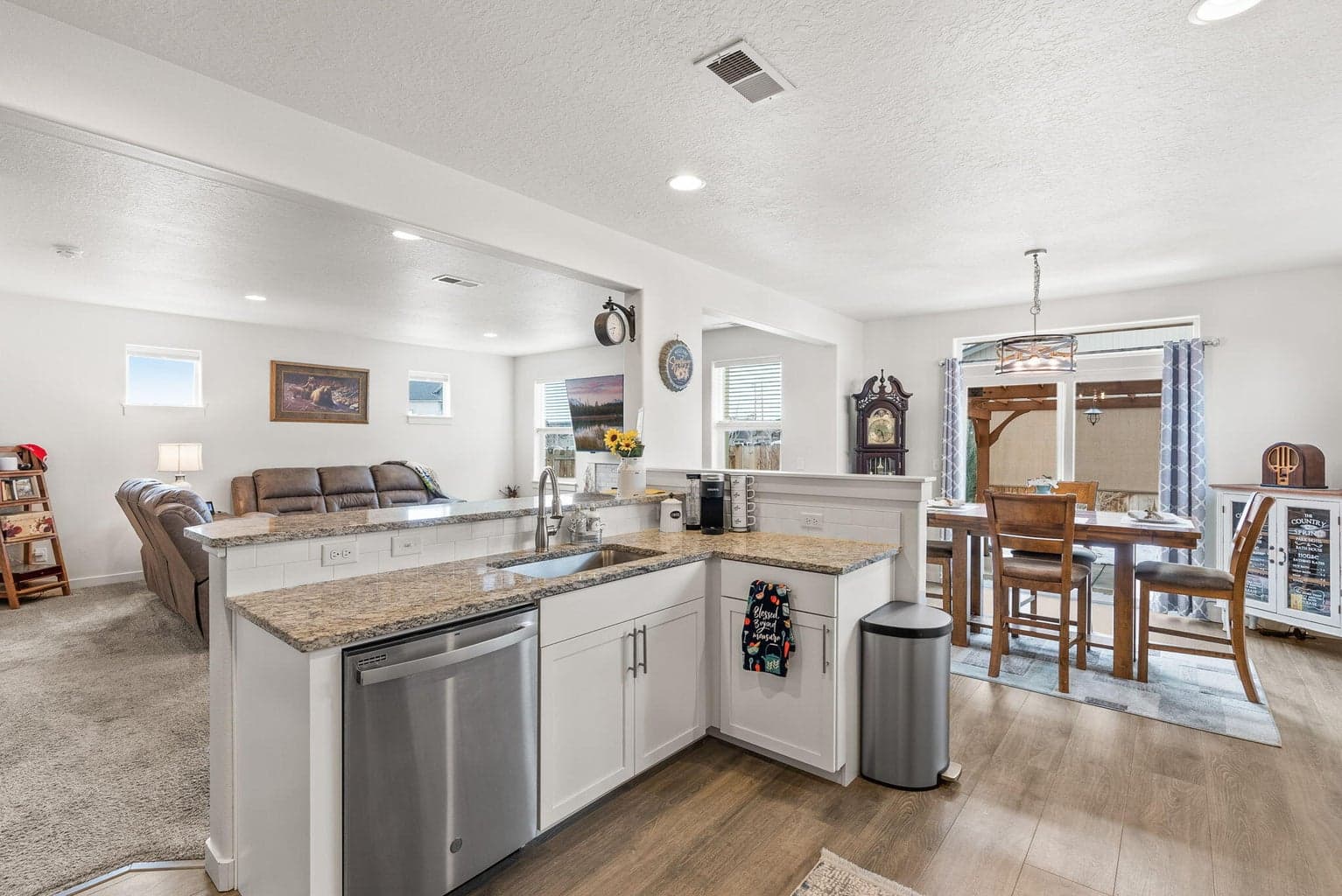 Photo of 4199 SW 34th Street 8 of 40