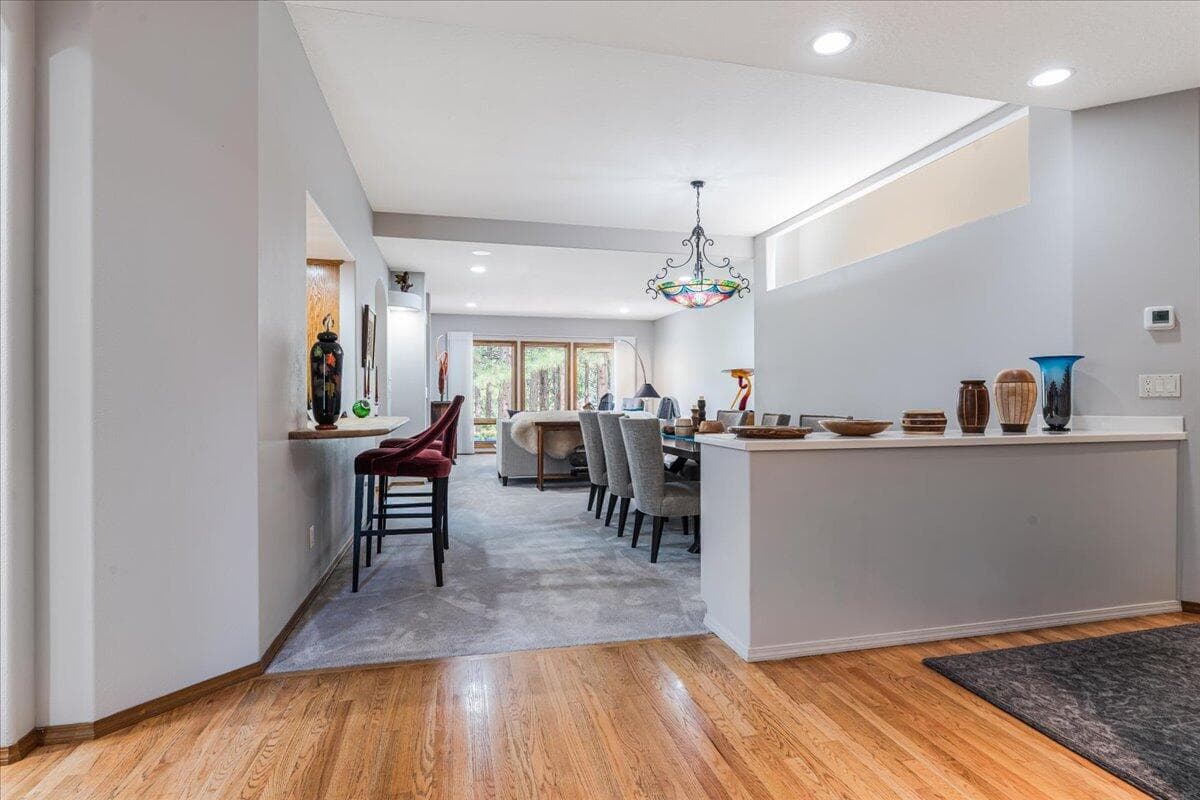 Photo of 60841 Willow Creek 5 of 40