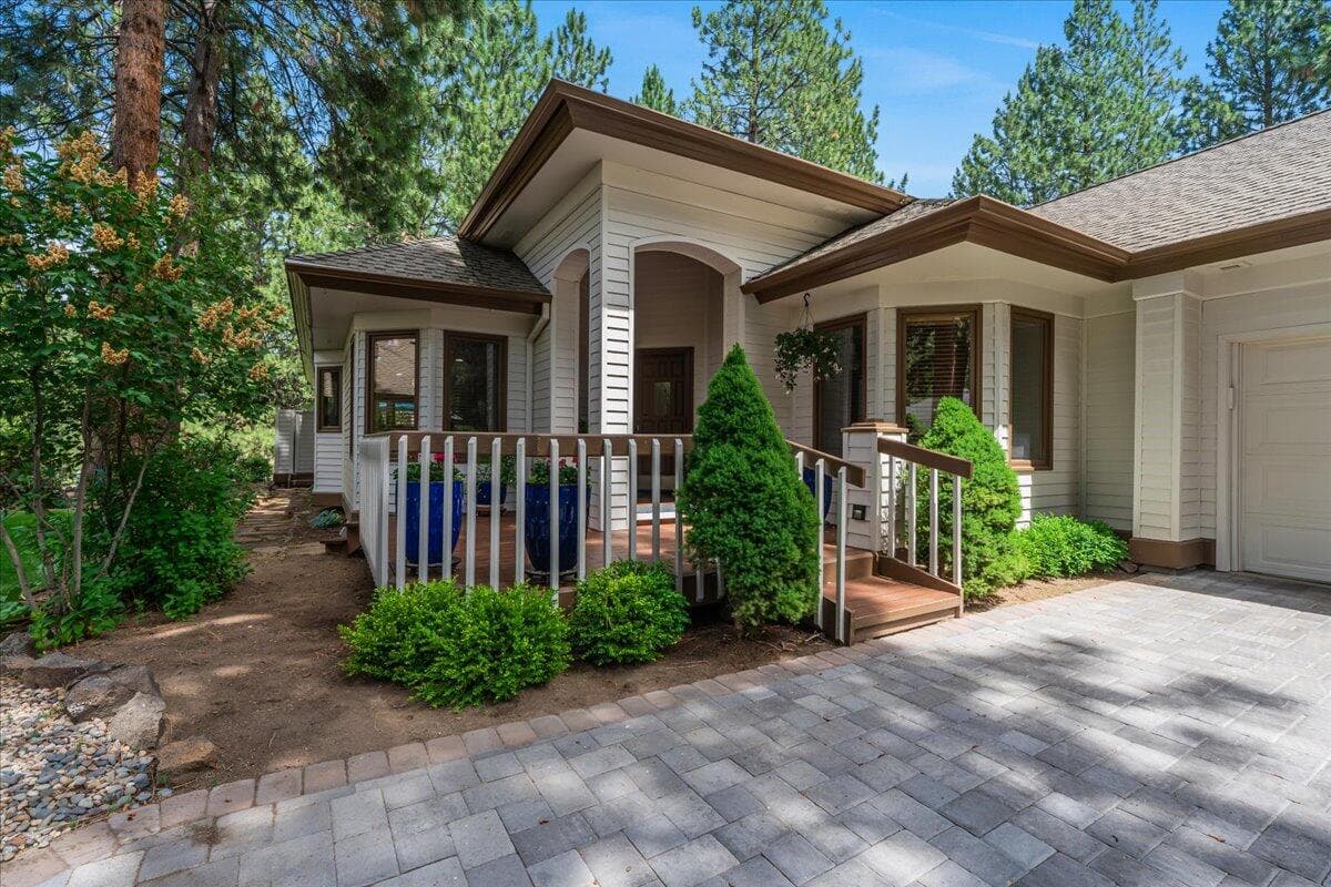 Photo of 60841 Willow Creek 2 of 40