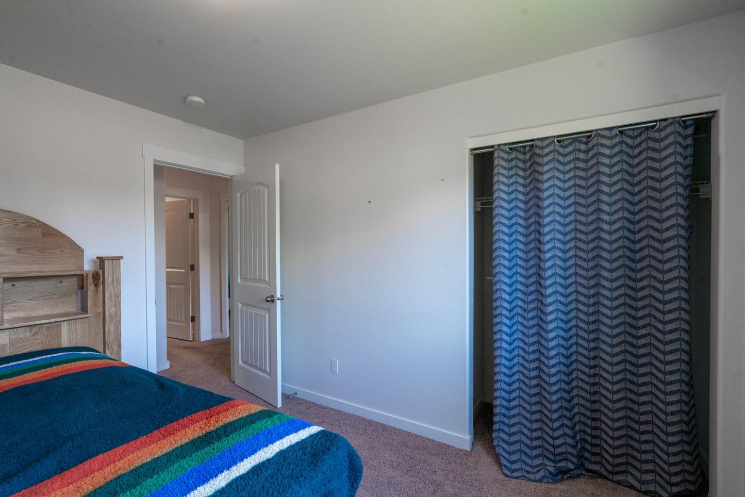 Photo of 2370 SW Kalama Avenue 14 of 26