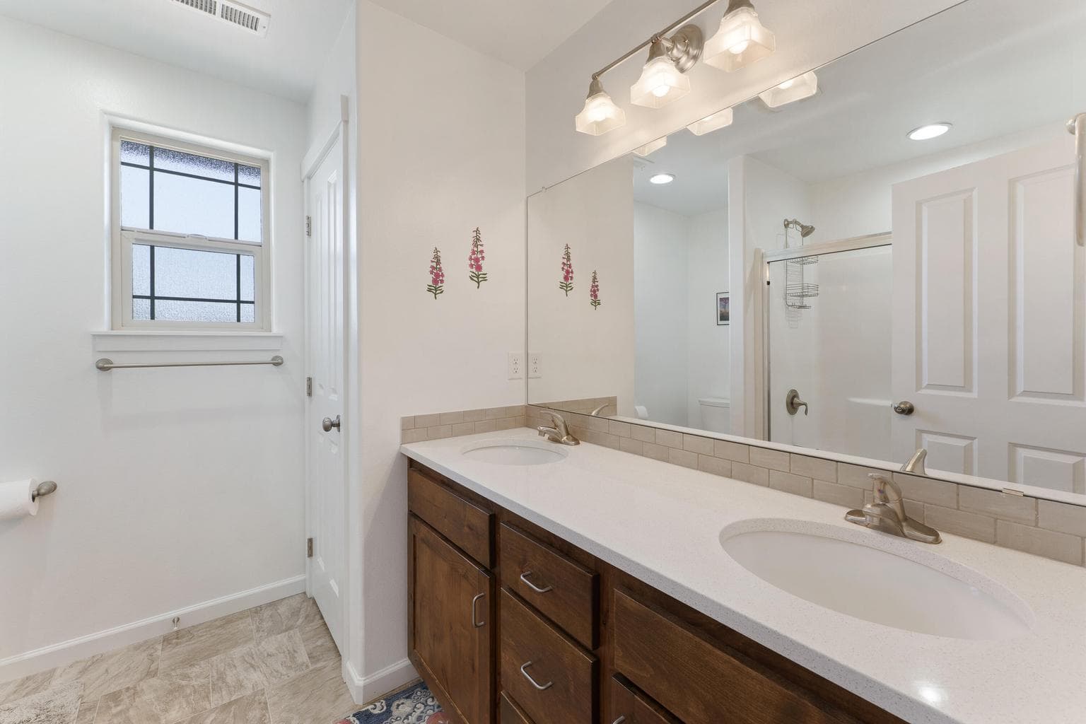 Guest Bathroom (Upstairs)