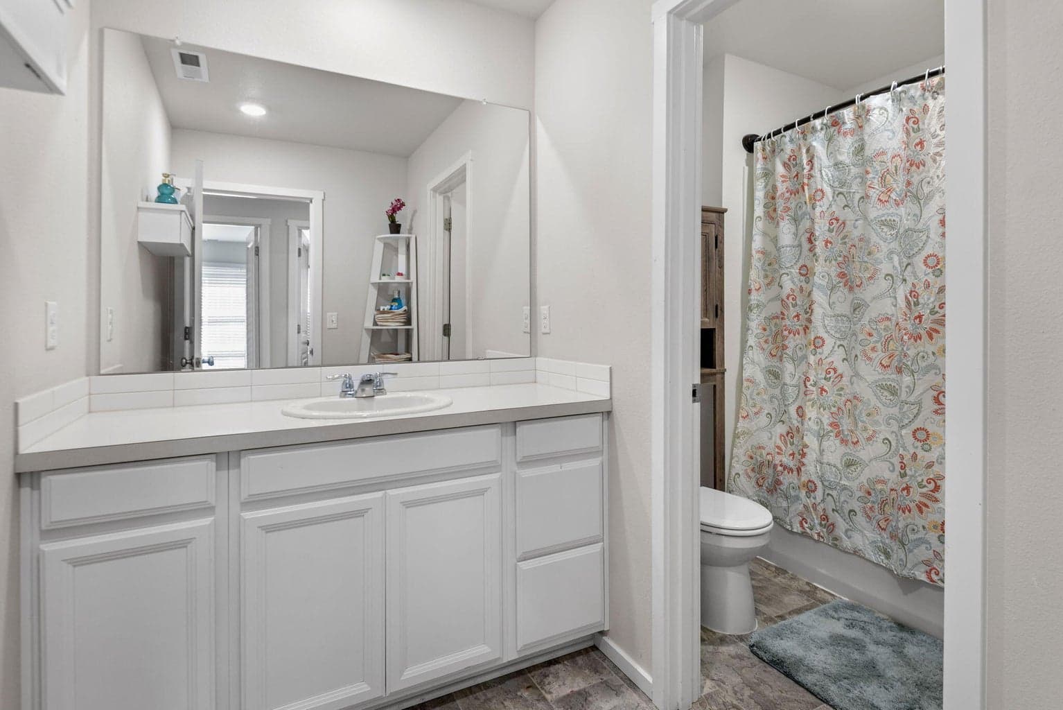 Shared Bathroom upstairs