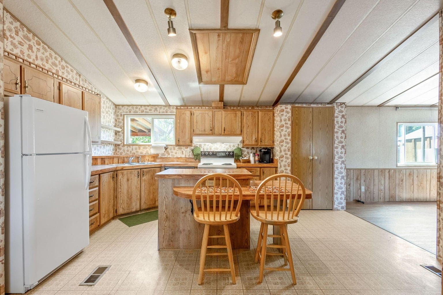 Photo of 3844 NE Butte Lane 10 of 42