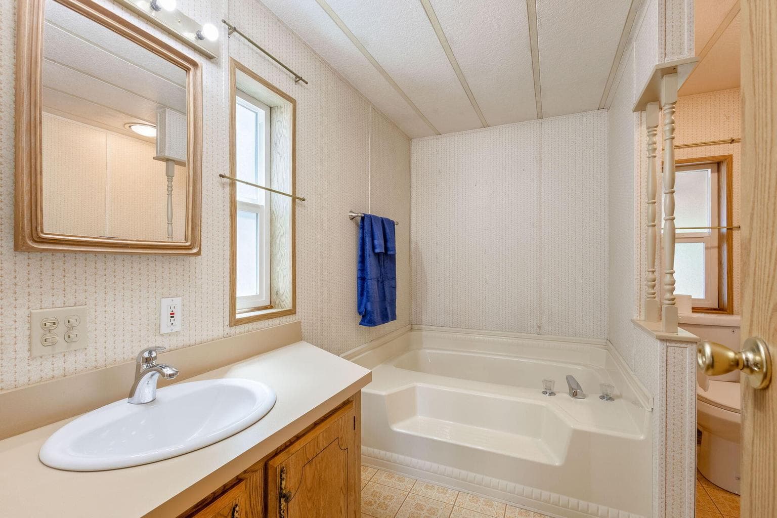 Photo of 3844 NE Butte Lane 18 of 42
