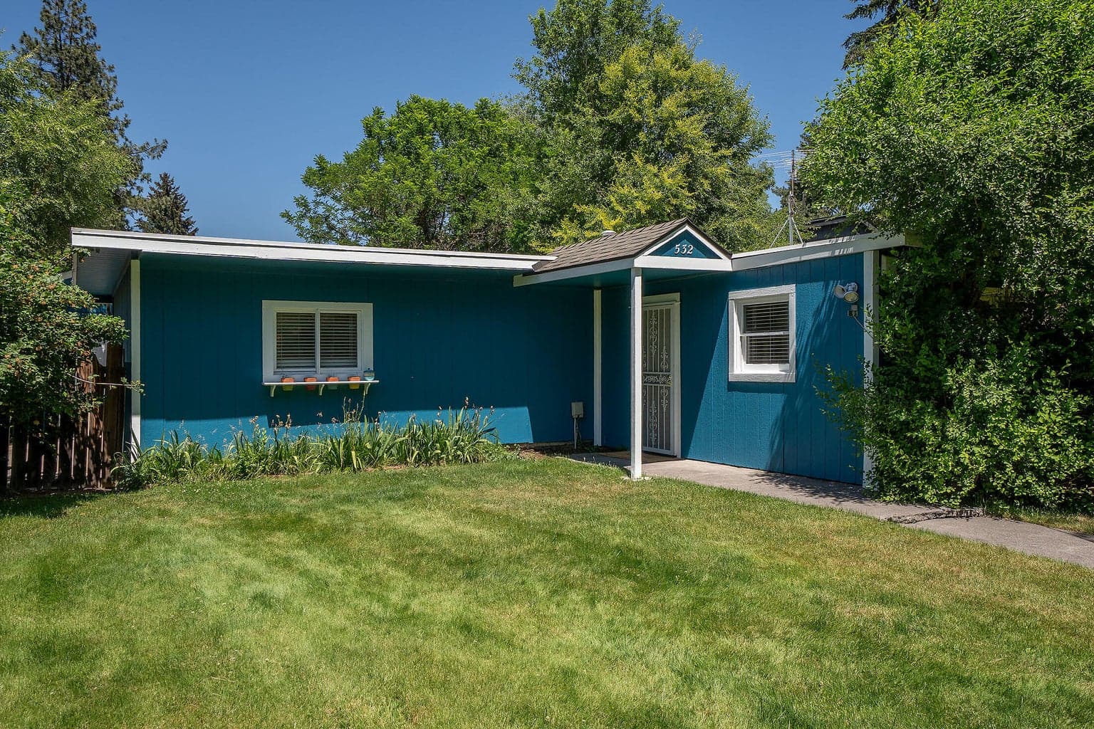 You will love this Cherry Tree Cottage in NE Mid-town Bend. Walk to shops, bank, park, restaurants, The Yacht Club with food trucks, and everything close-by.