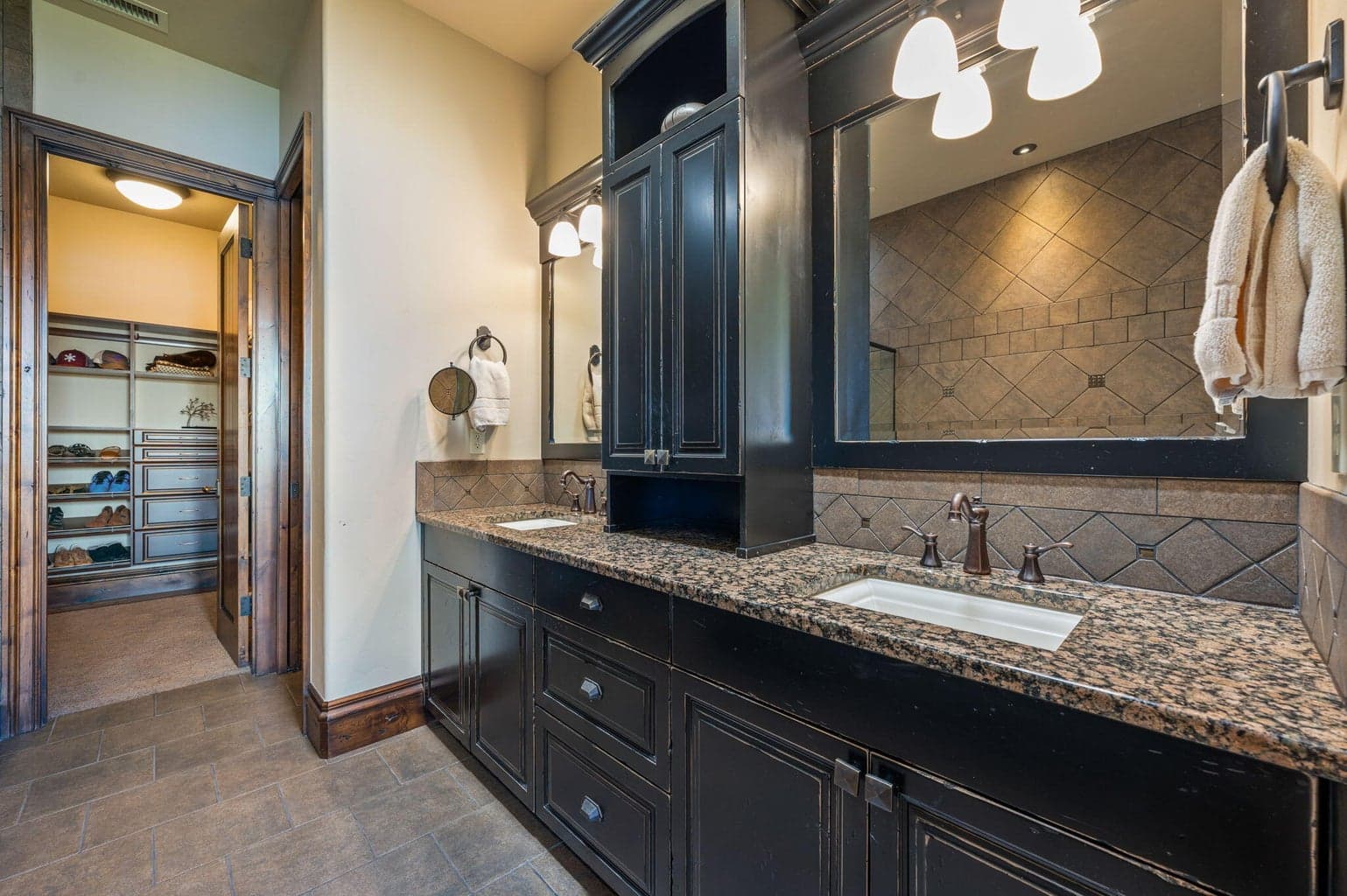 Photo of 865 SW Theater Drive 16 of 40