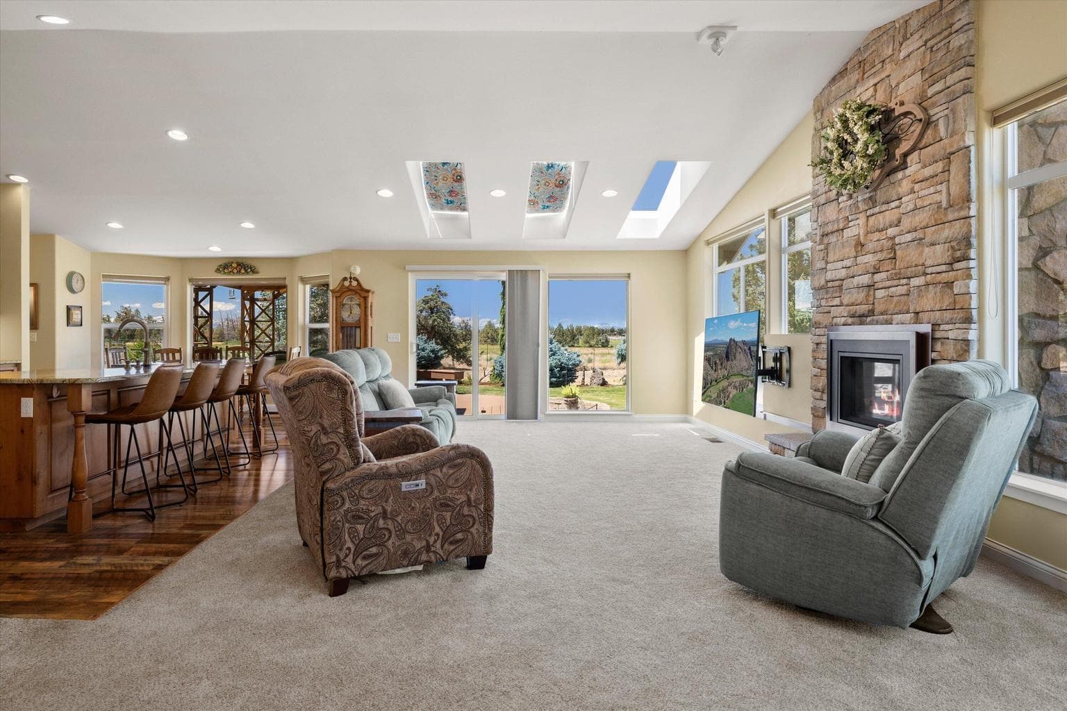 Great room with vaulted ceilings