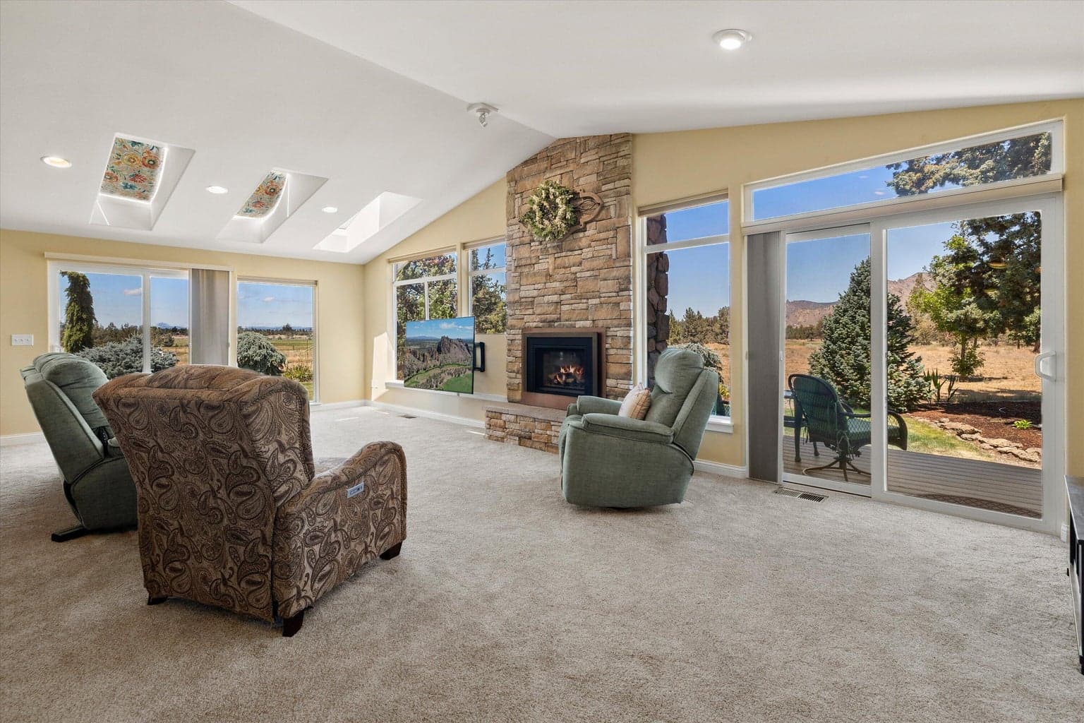 Great room with vaulted ceilings