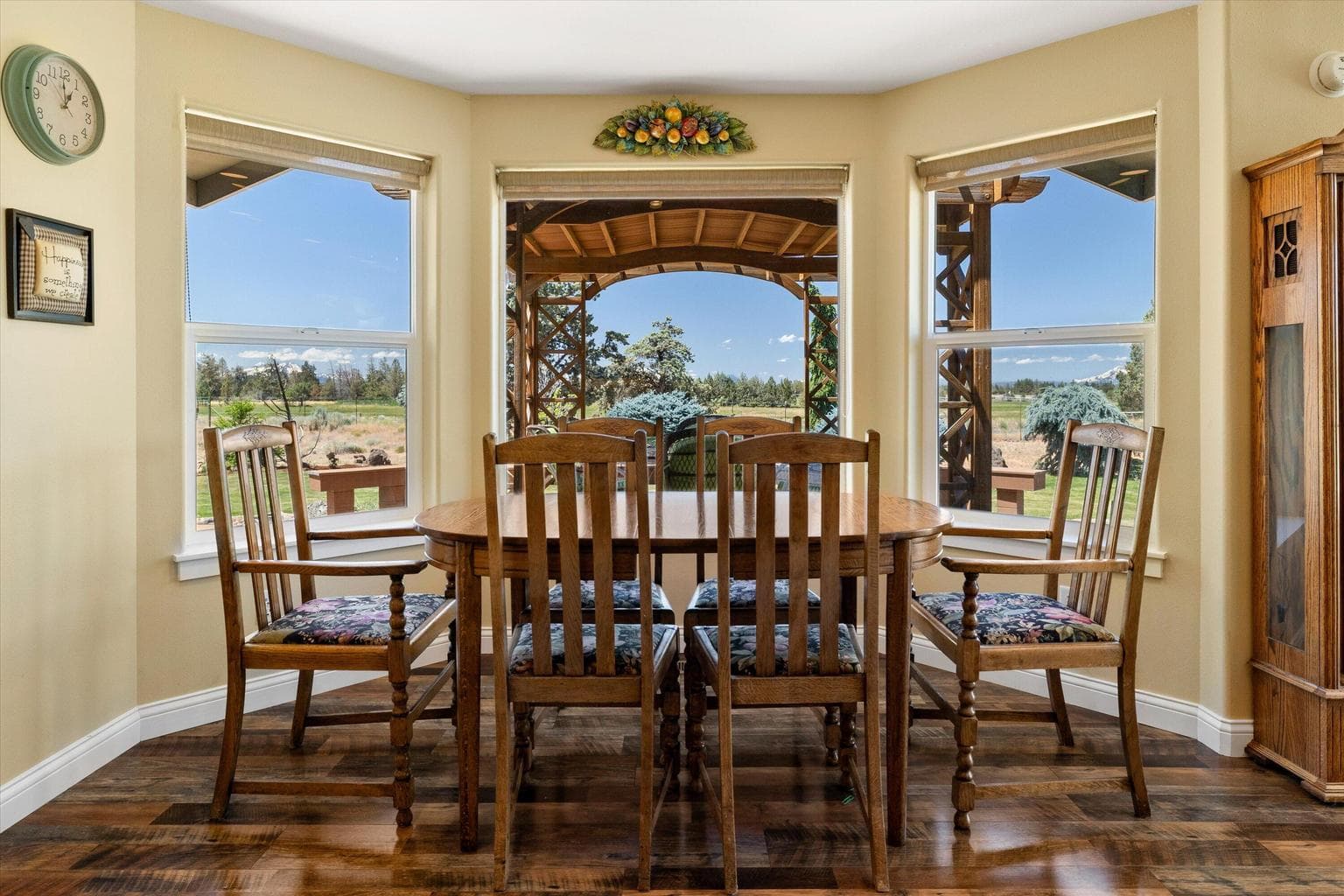 Breakfast nook with bay windows looking toward Cascade Mountains