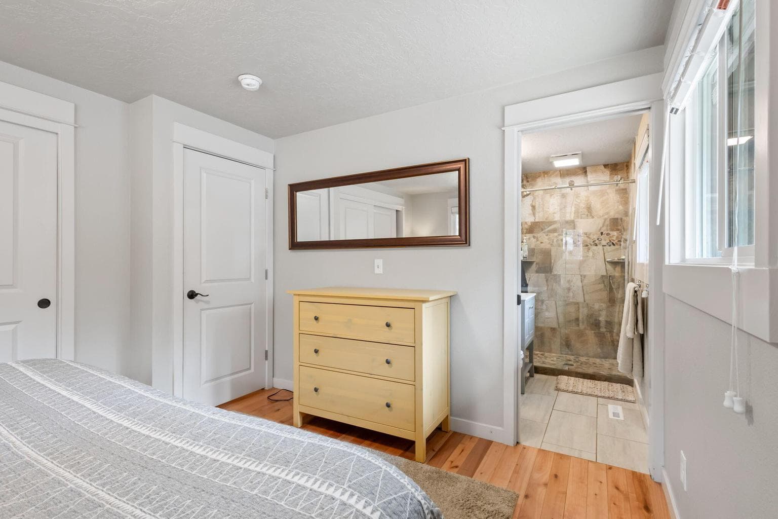master bedroom, attached en suite bathroom