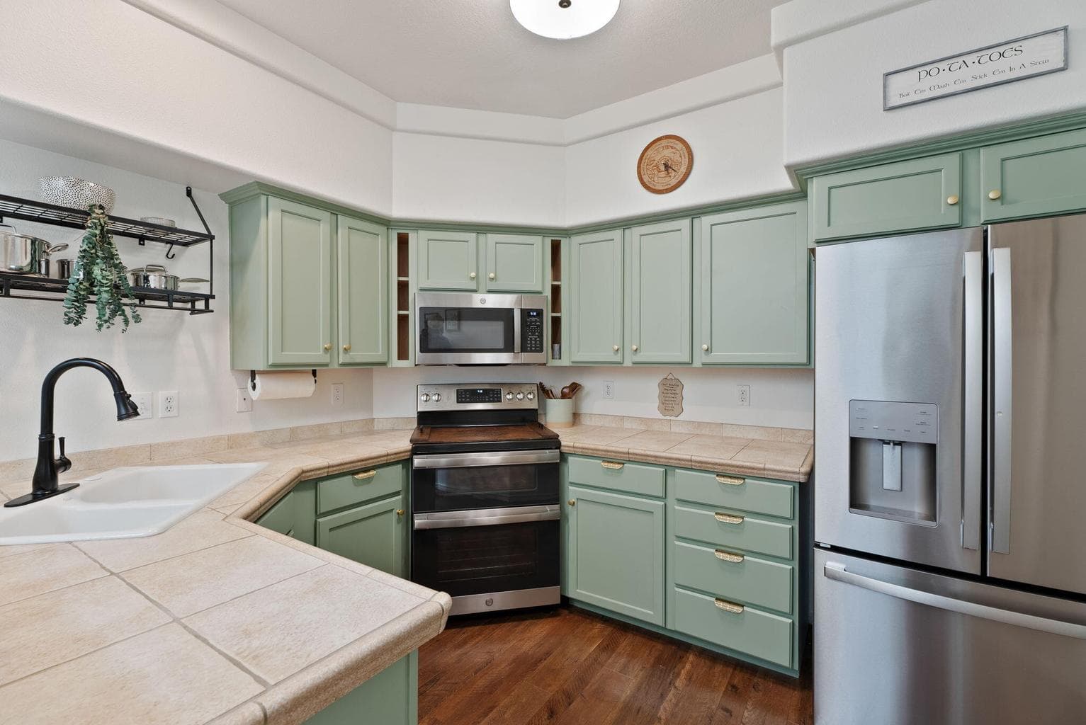 Photo of 2420 NW Dogwood Avenue 6 of 35