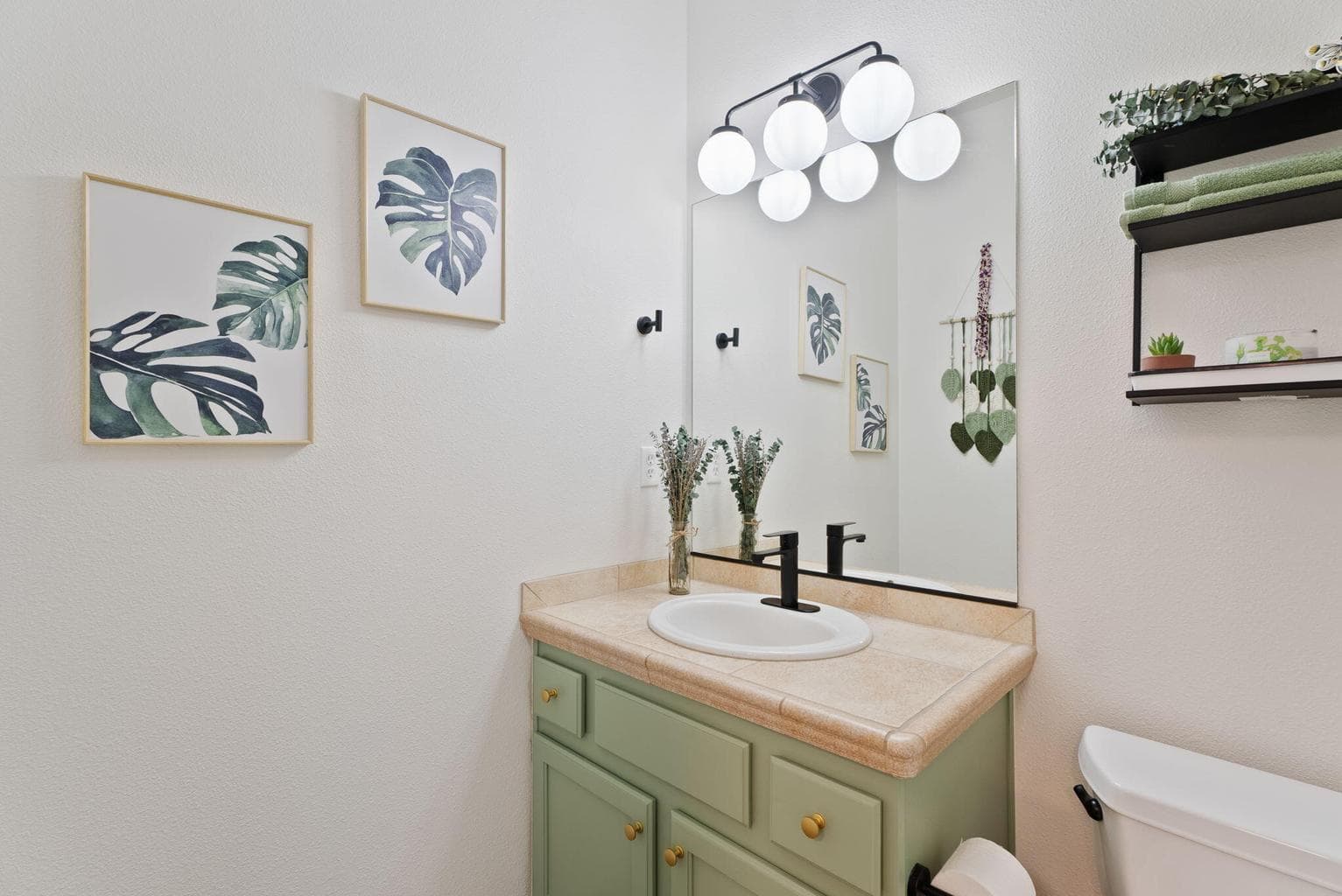 Photo of 2420 NW Dogwood Avenue 18 of 35
