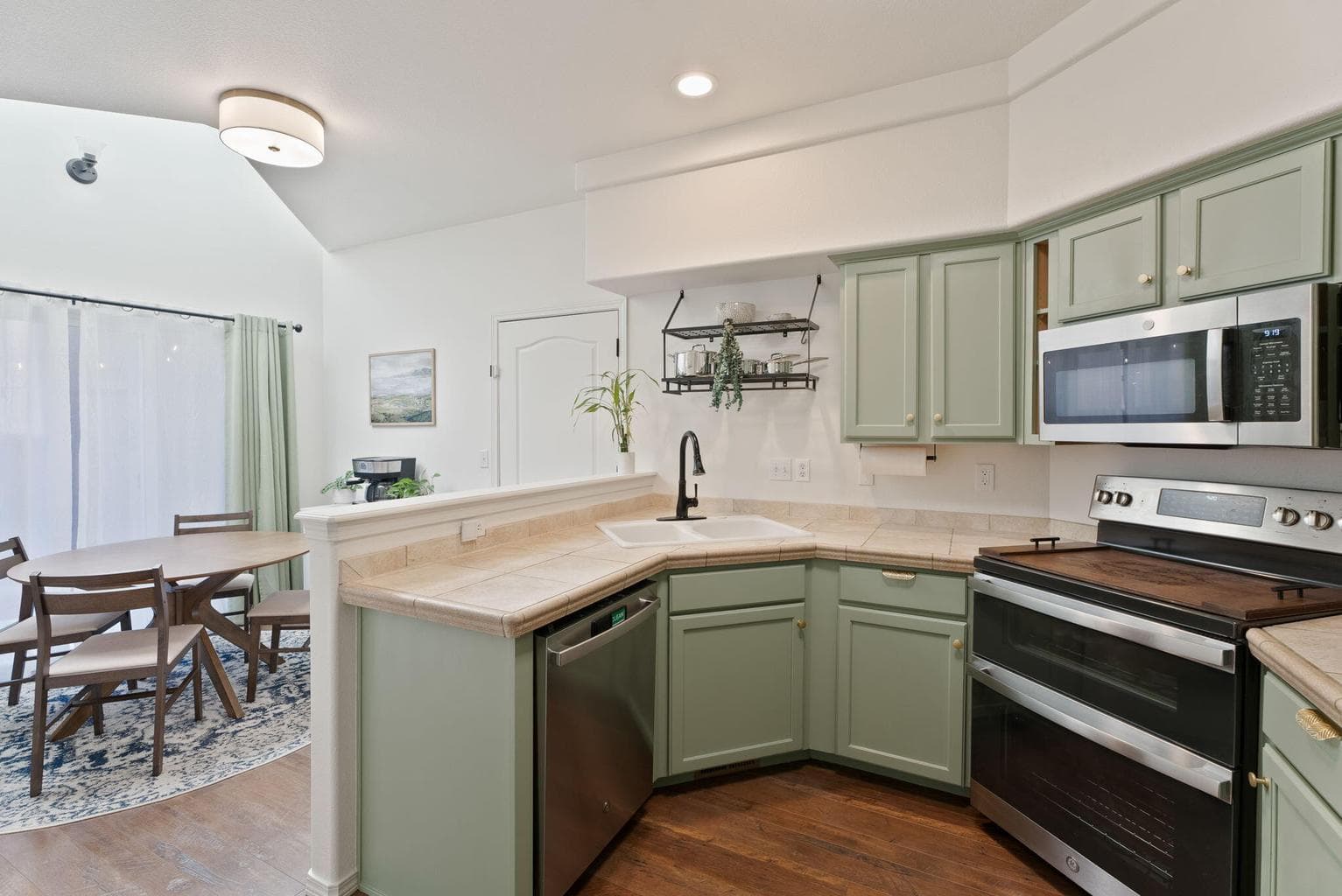 Photo of 2420 NW Dogwood Avenue 7 of 35