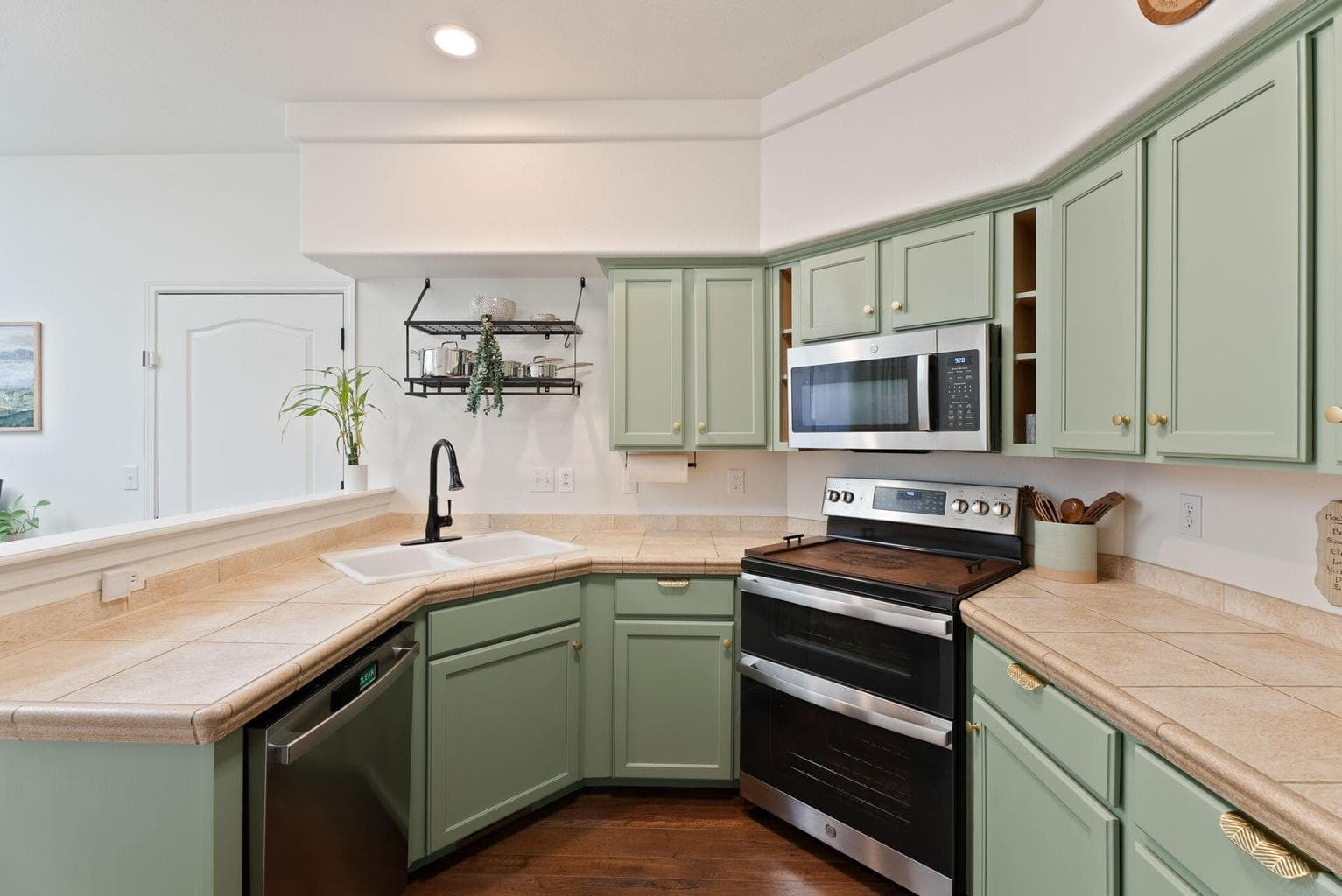 Photo of 2420 NW Dogwood Avenue 8 of 35