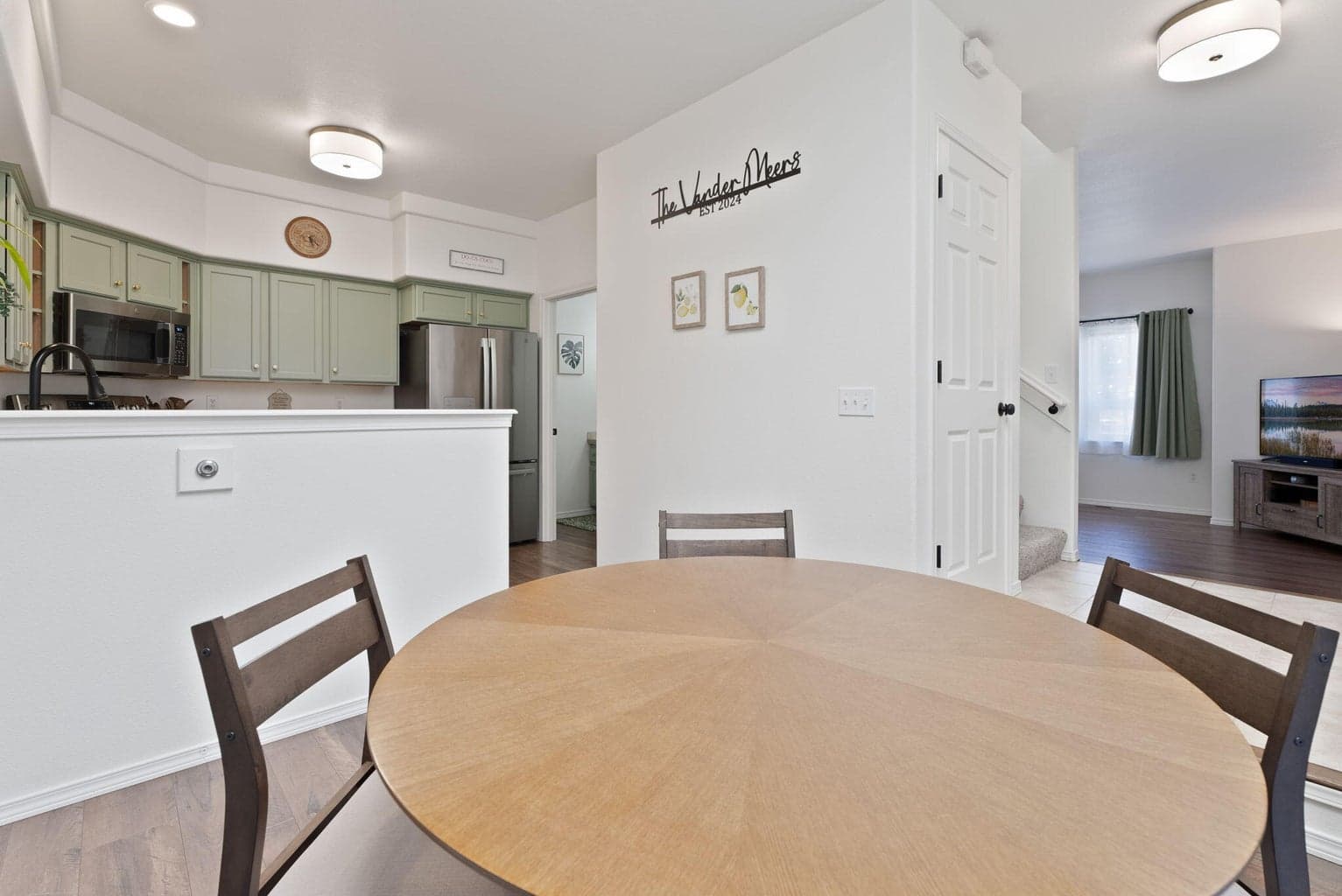 Photo of 2420 NW Dogwood Avenue 11 of 35
