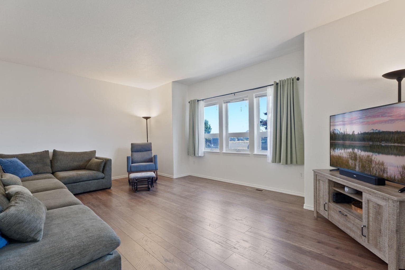 Photo of 2420 NW Dogwood Avenue 14 of 35