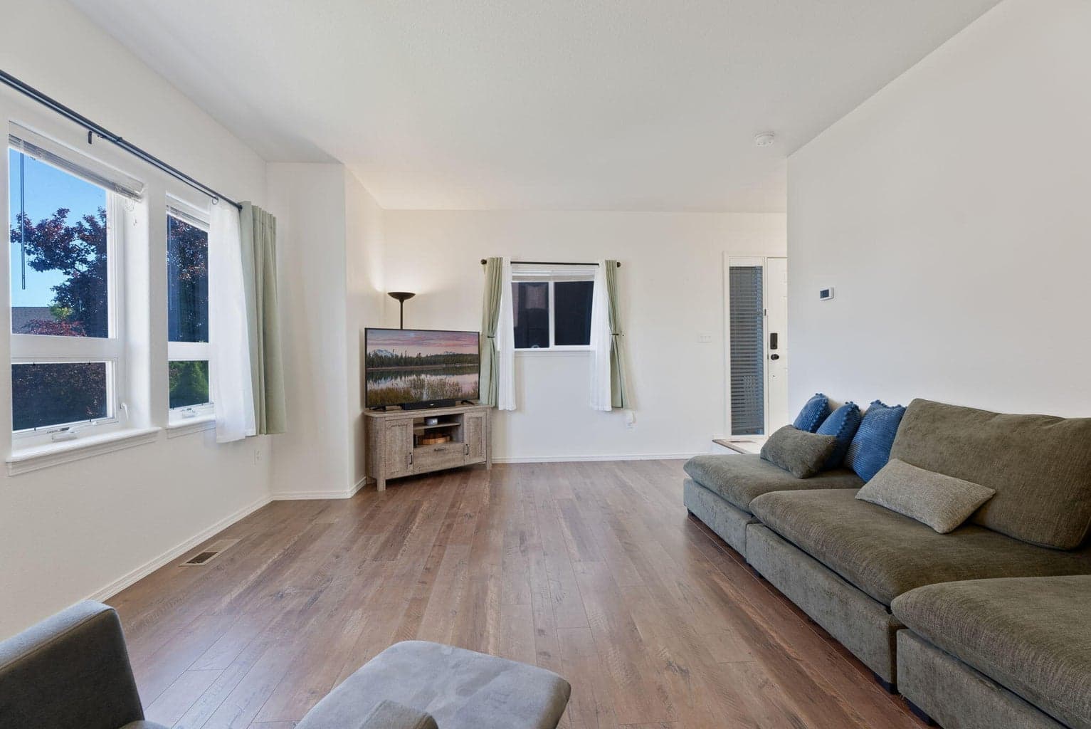 Photo of 2420 NW Dogwood Avenue 15 of 35