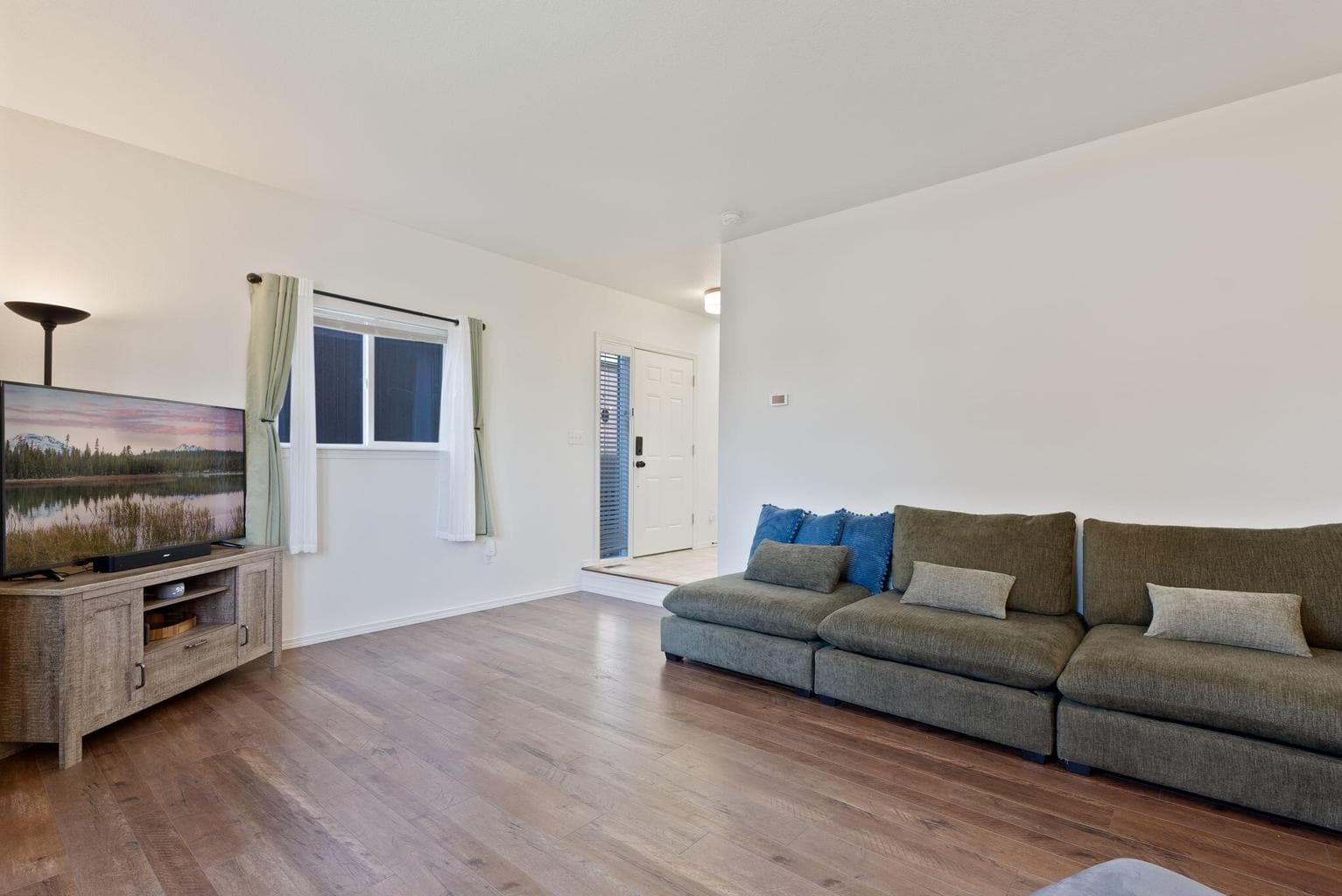 Photo of 2420 NW Dogwood Avenue 16 of 35