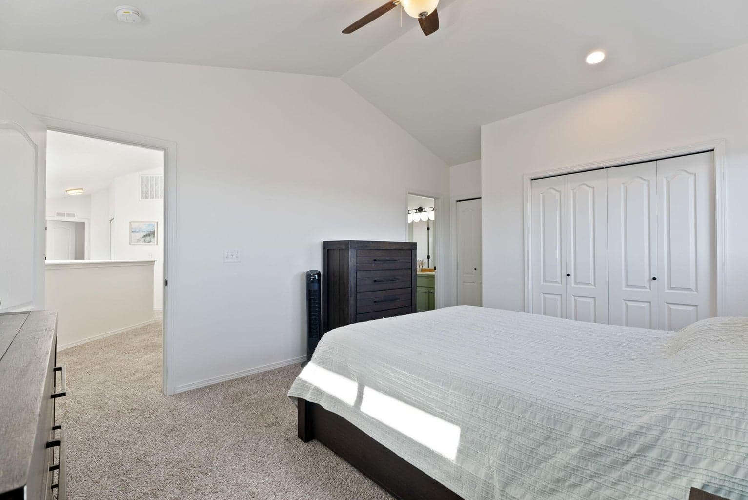 Photo of 2420 NW Dogwood Avenue 23 of 35