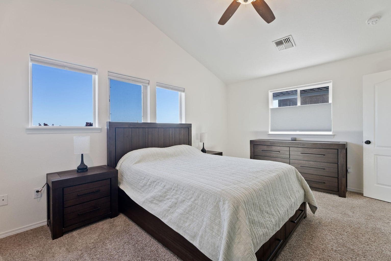 Photo of 2420 NW Dogwood Avenue 21 of 35