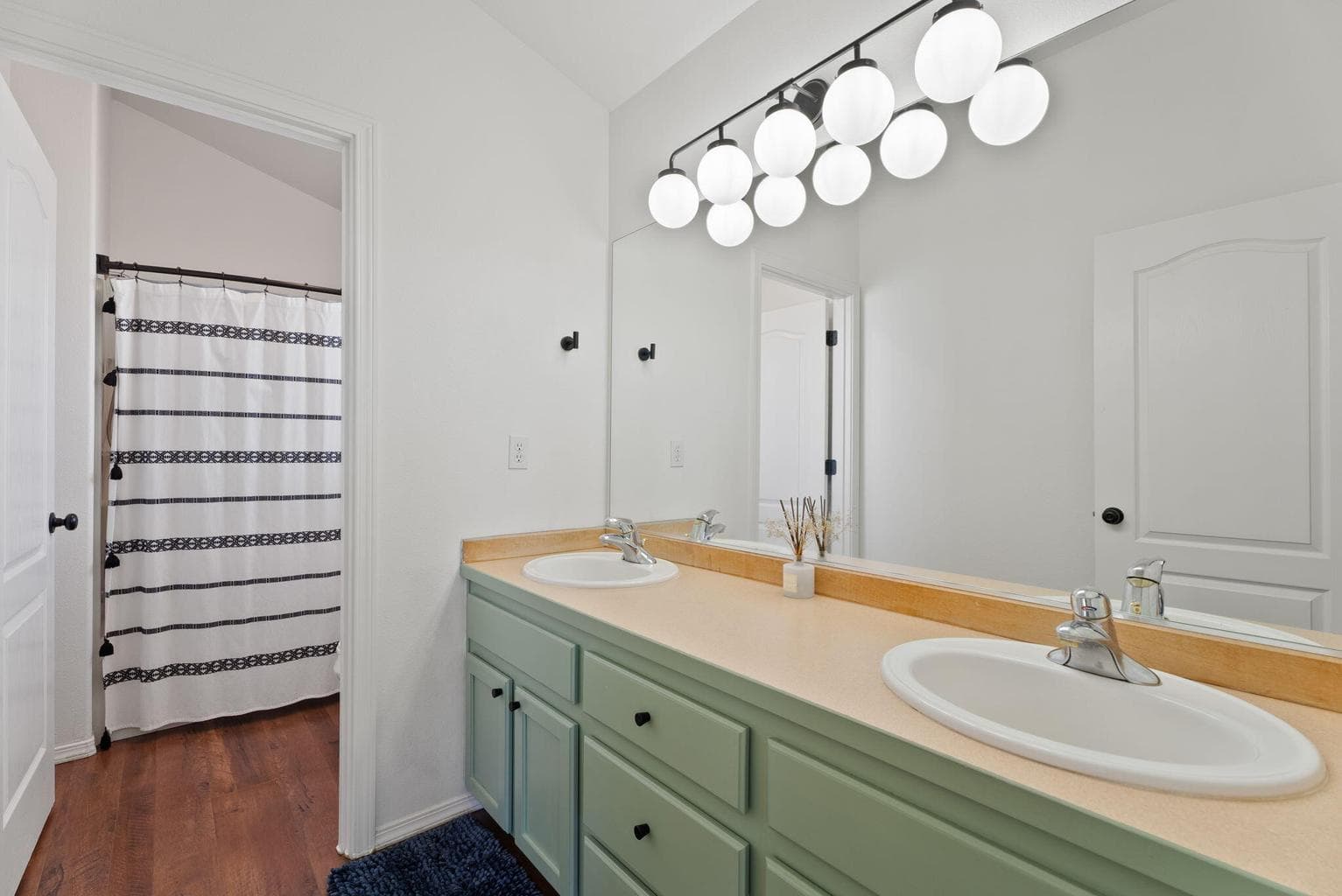 Photo of 2420 NW Dogwood Avenue 25 of 35