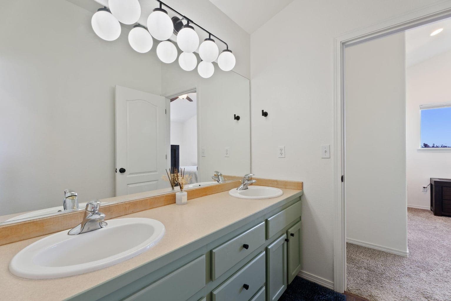 Photo of 2420 NW Dogwood Avenue 26 of 35