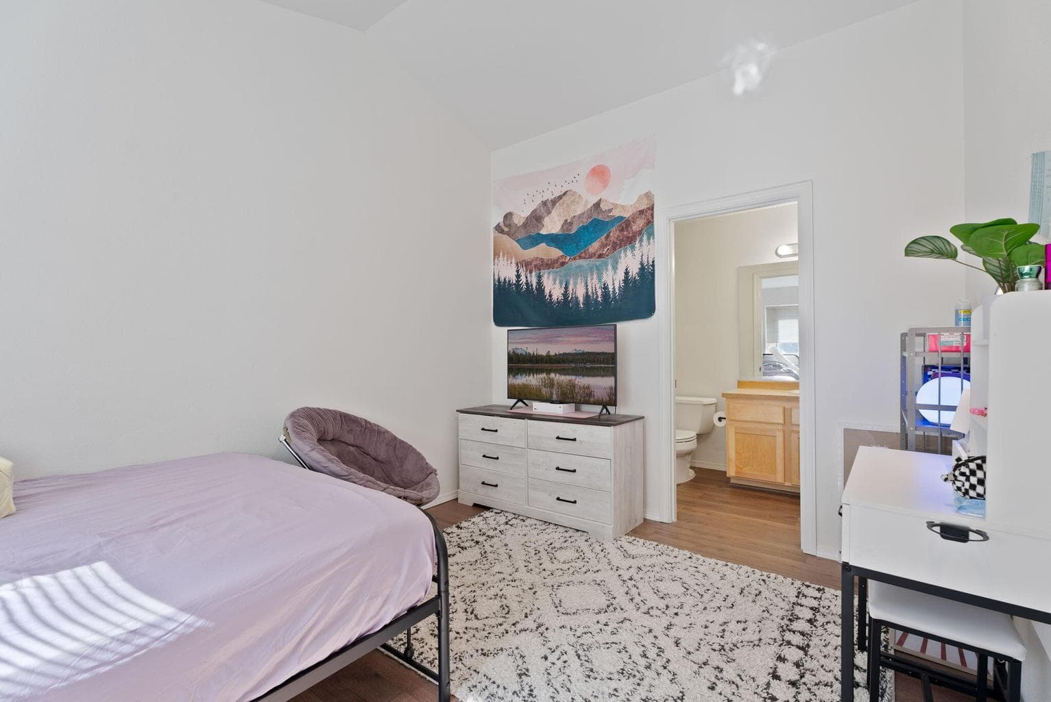 Photo of 2420 NW Dogwood Avenue 31 of 35