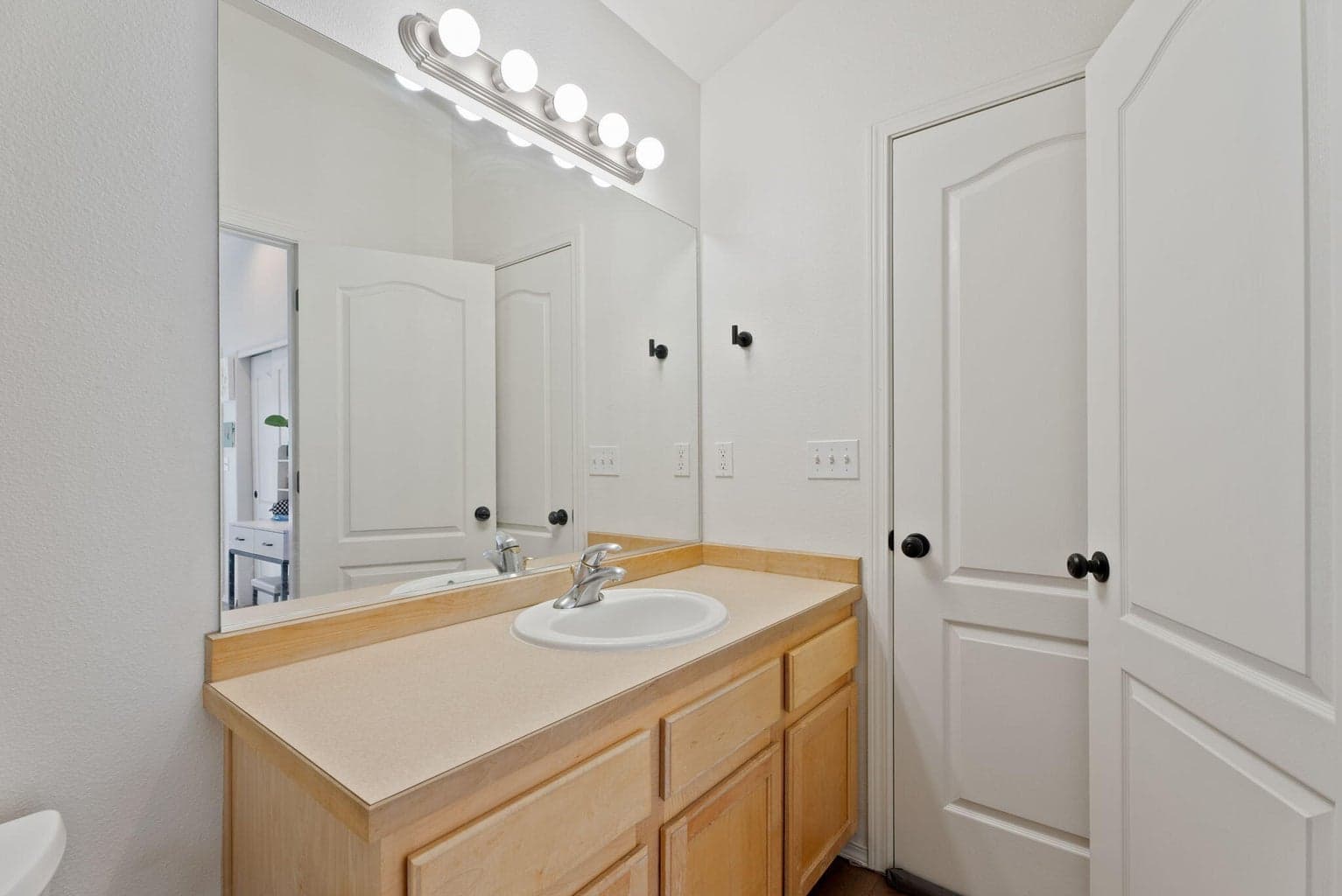 Photo of 2420 NW Dogwood Avenue 33 of 35