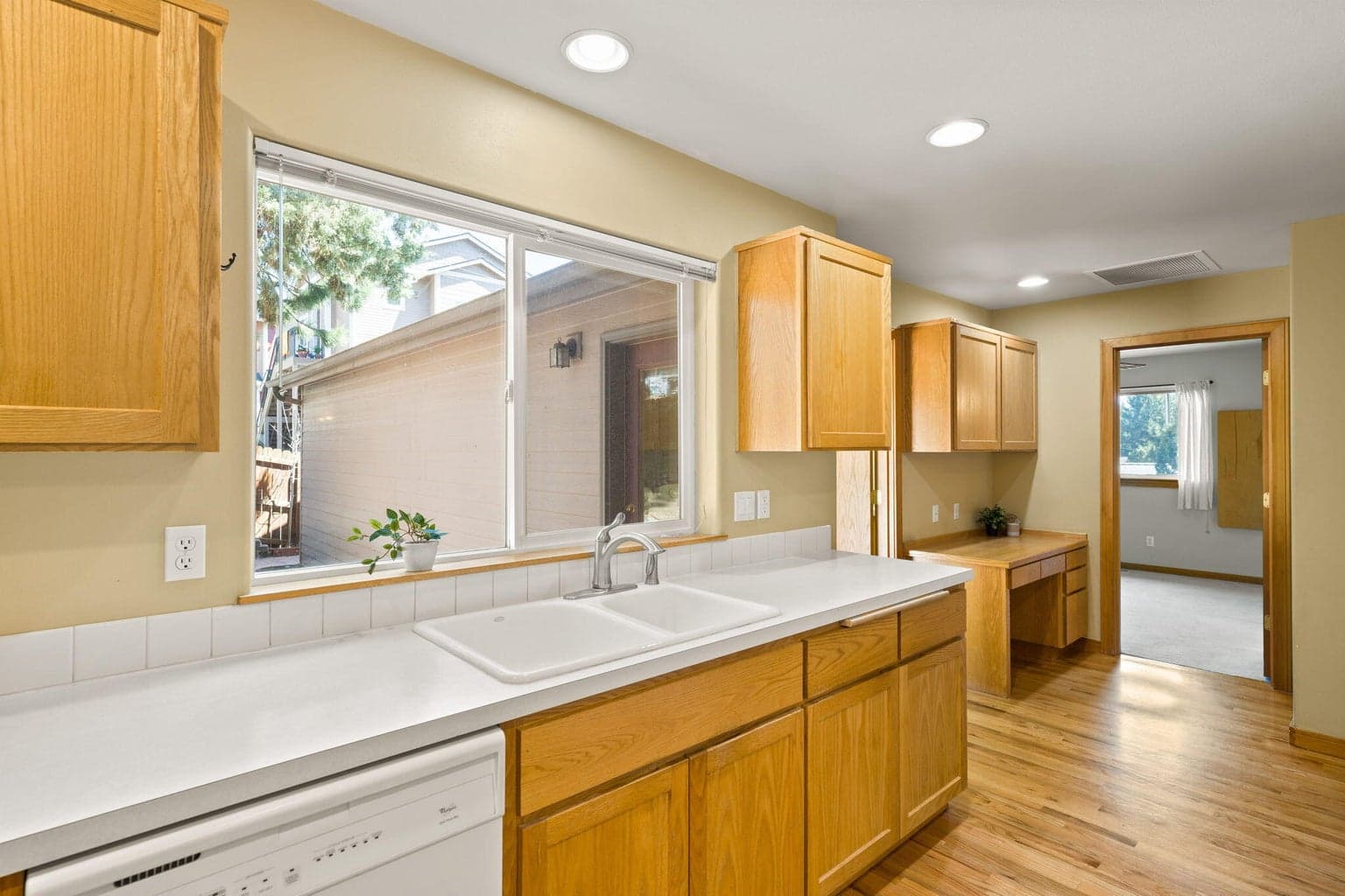 Kitchen & built-in desk