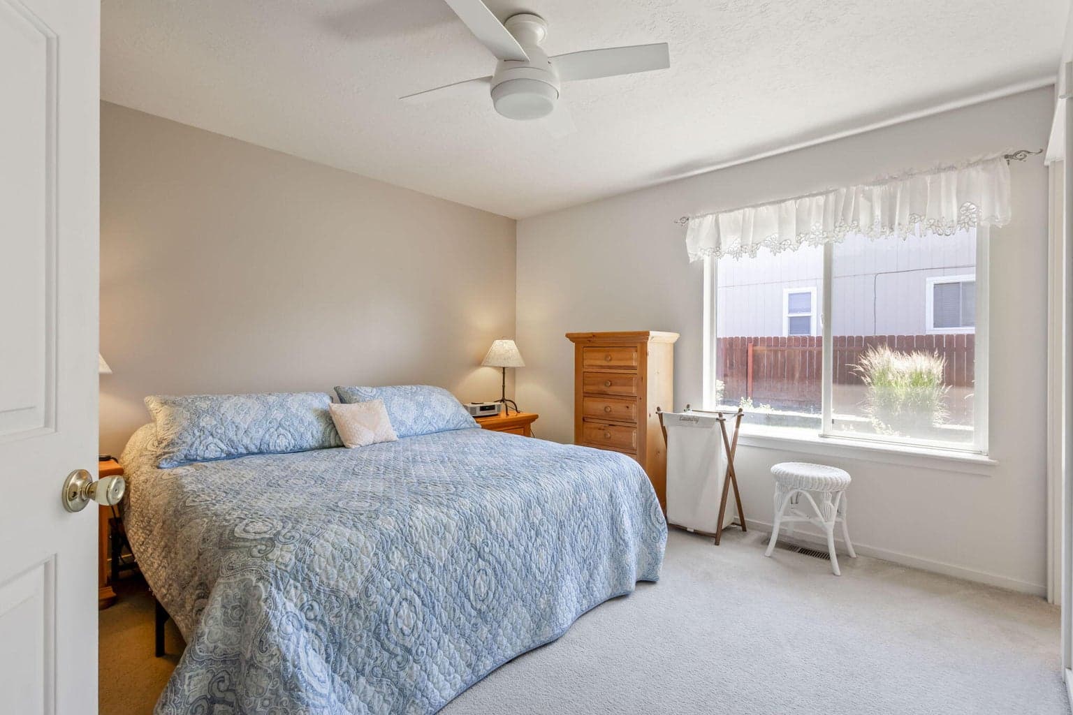 Photo of 537 NE Marigold Street 6 of 30