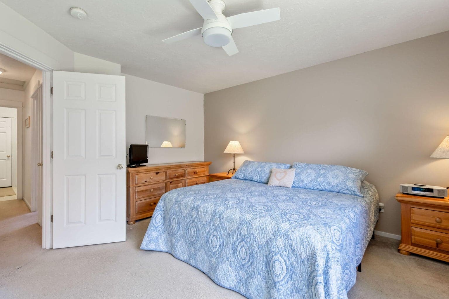Photo of 537 NE Marigold Street 7 of 30