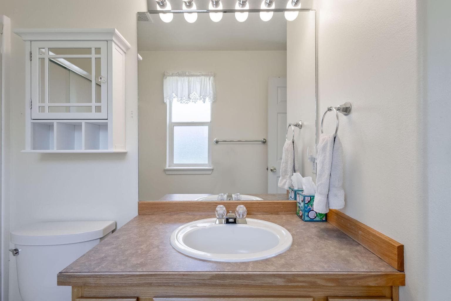 Photo of 537 NE Marigold Street 10 of 30