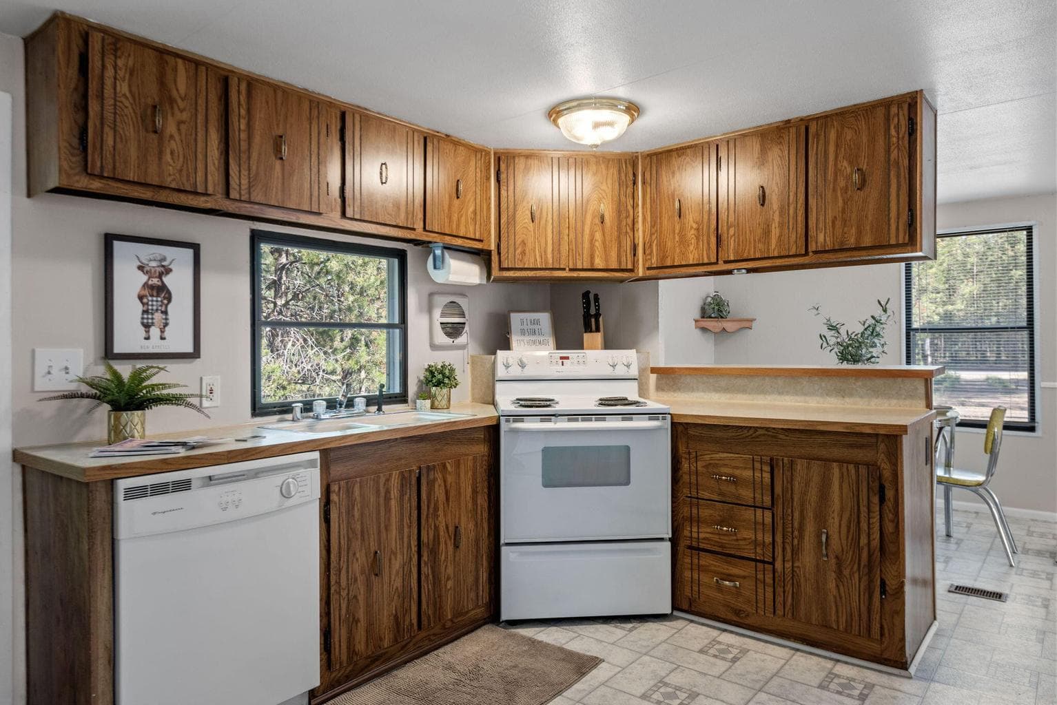 Photo of 15890 Parkway Drive 5 of 17
