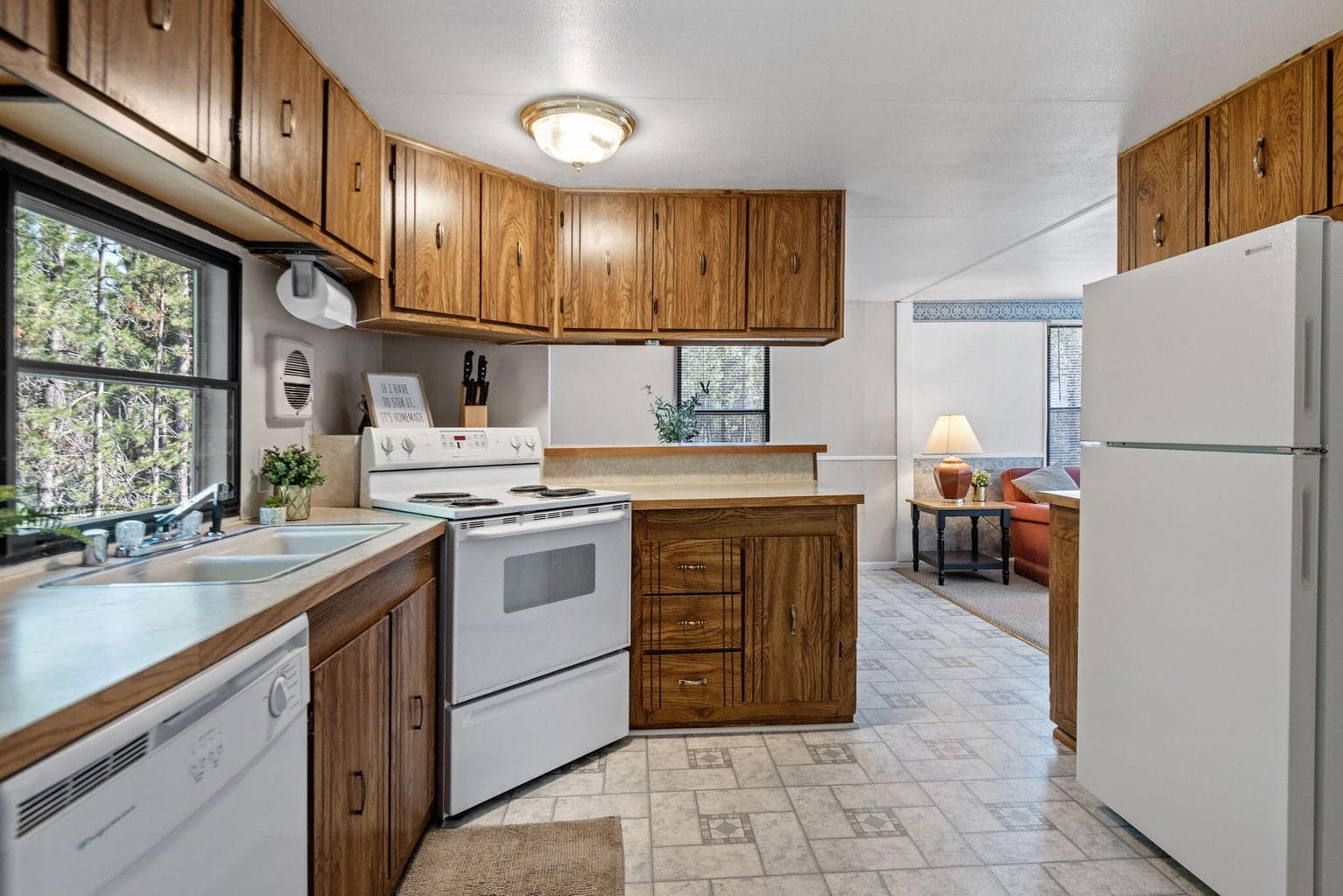 Photo of 15890 Parkway Drive 6 of 17