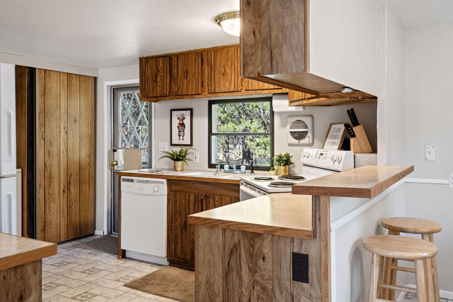 Photo of 15890 Parkway Drive 7 of 17