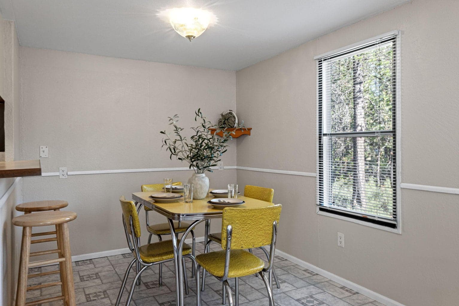 Photo of 15890 Parkway Drive 8 of 17