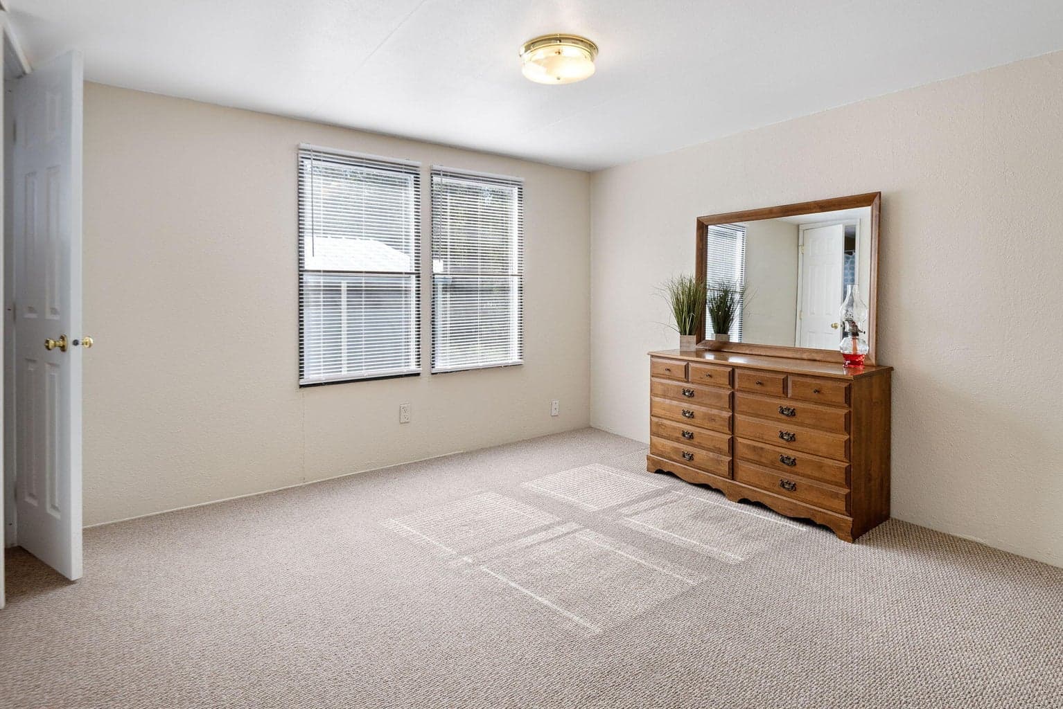 Photo of 15890 Parkway Drive 9 of 17